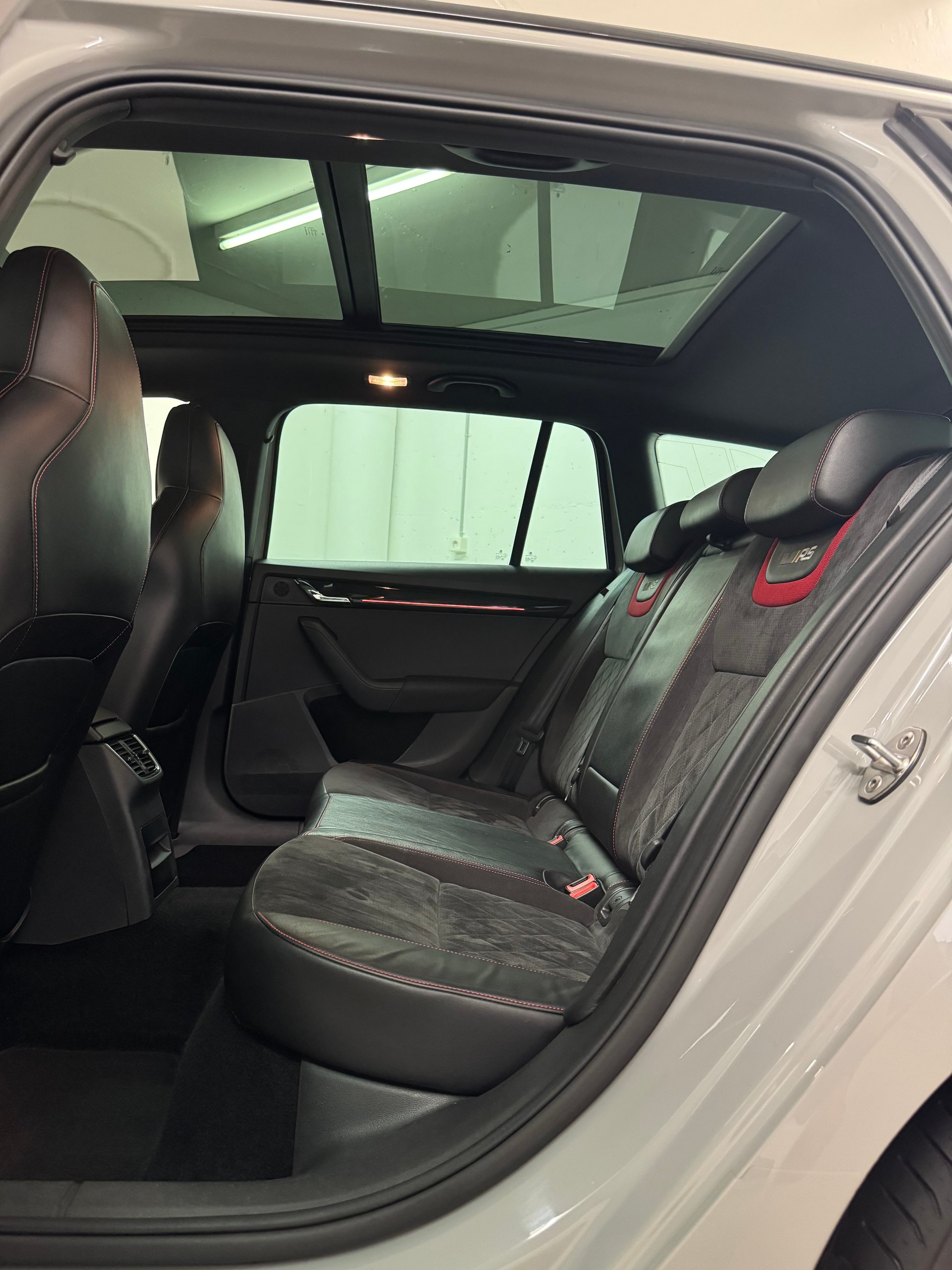 SKODA Octavia Combi 2.0 TDI RS 4x4 DSG-image-6