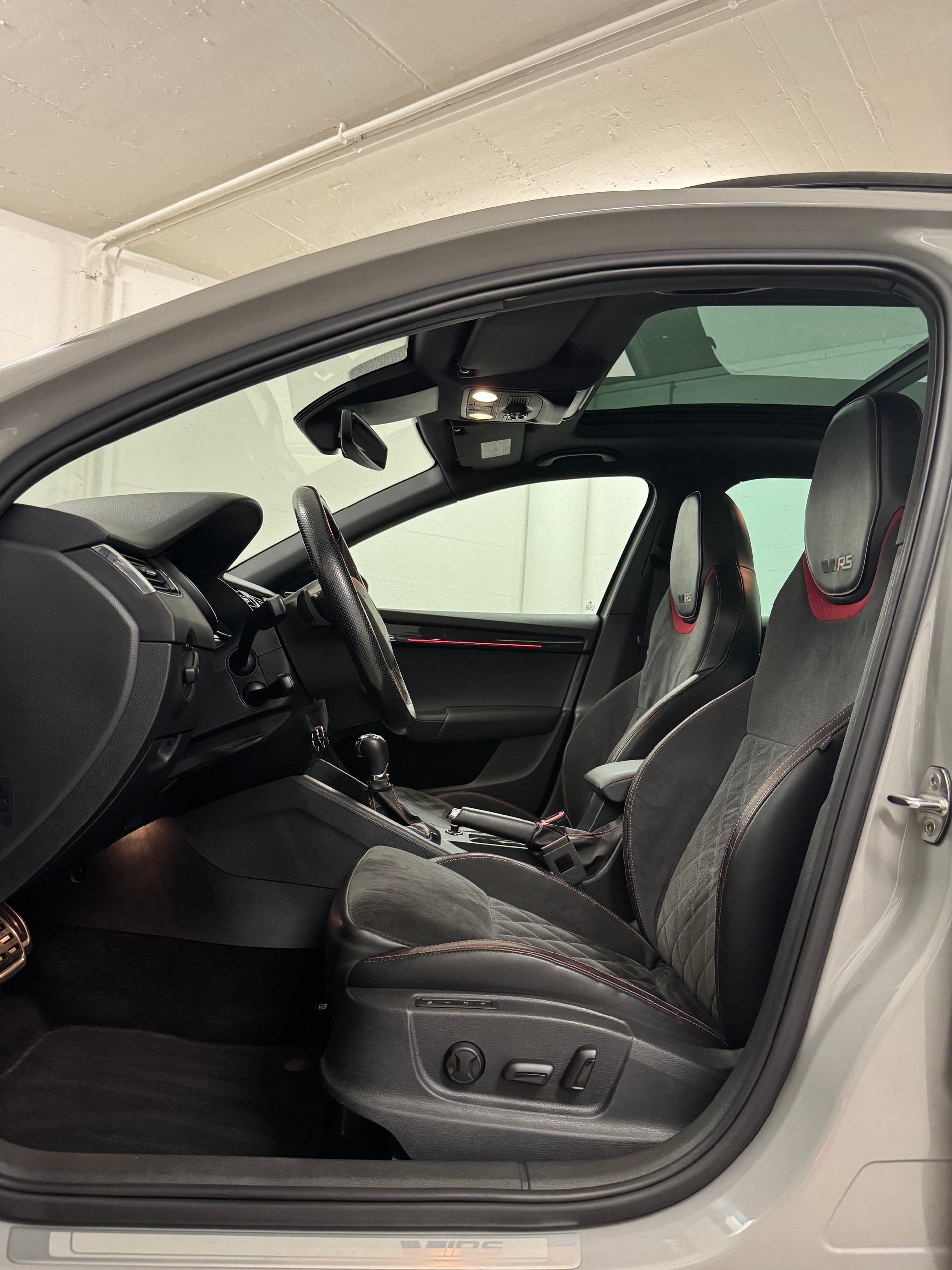 SKODA Octavia Combi 2.0 TDI RS 4x4 DSG-image-5