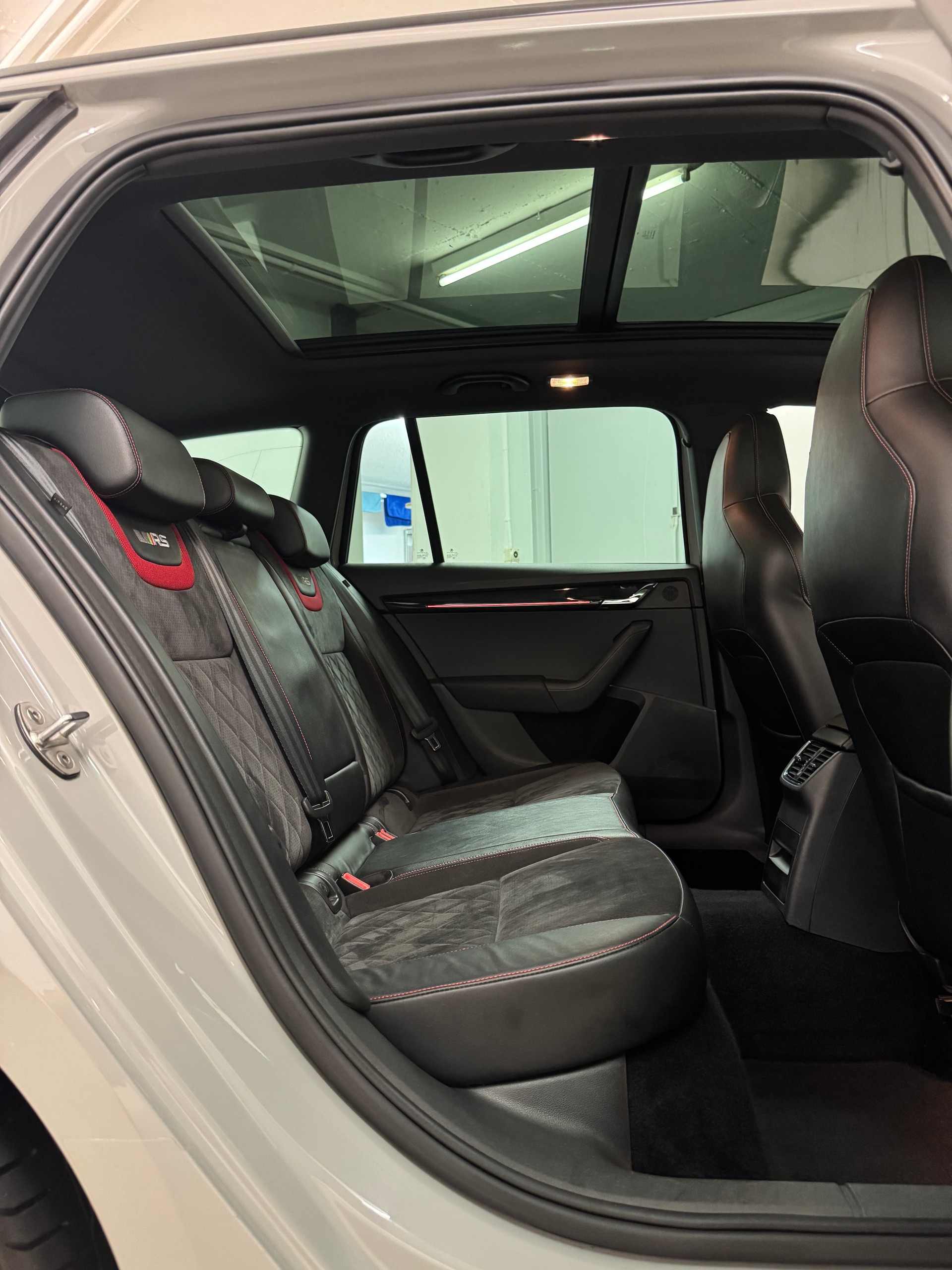 SKODA Octavia Combi 2.0 TDI RS 4x4 DSG-image-8