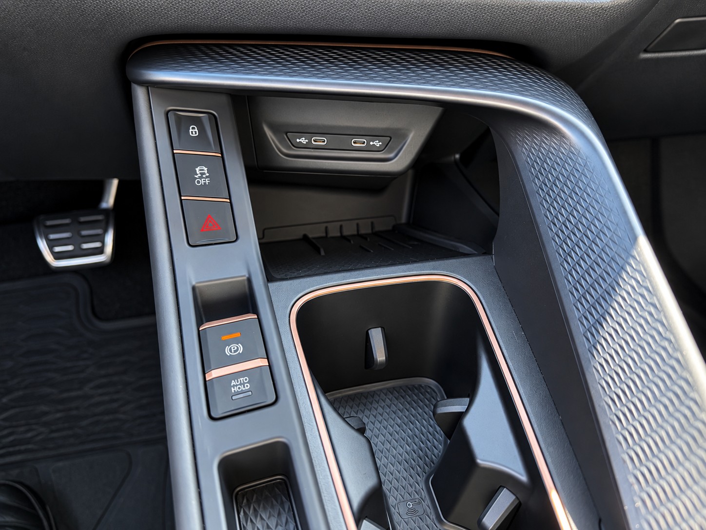 CUPRA Terramar 1.5 eHybrid DSG VZ Toit Ouvrant VERSION SUISSE-image-18