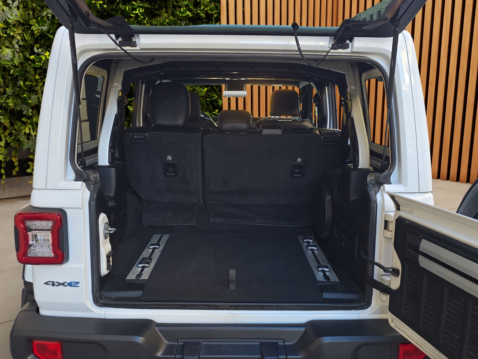 JEEP Wrangler 2.0 PHEV Unlimited Sahara DT Automatic-image-17
