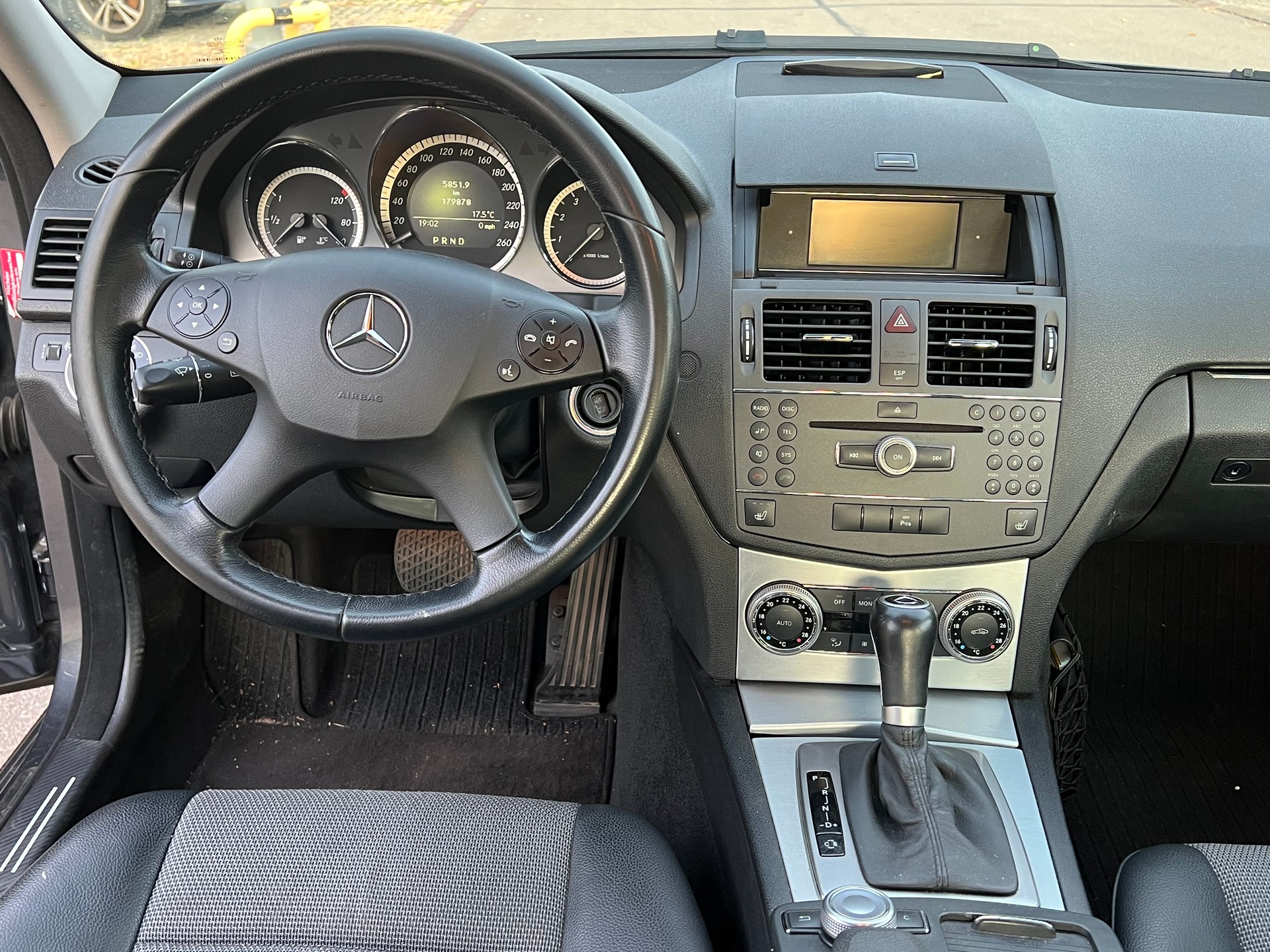 MERCEDES-BENZ C 200 CGI BlueEfficiency Avantgarde Automatic-image-6
