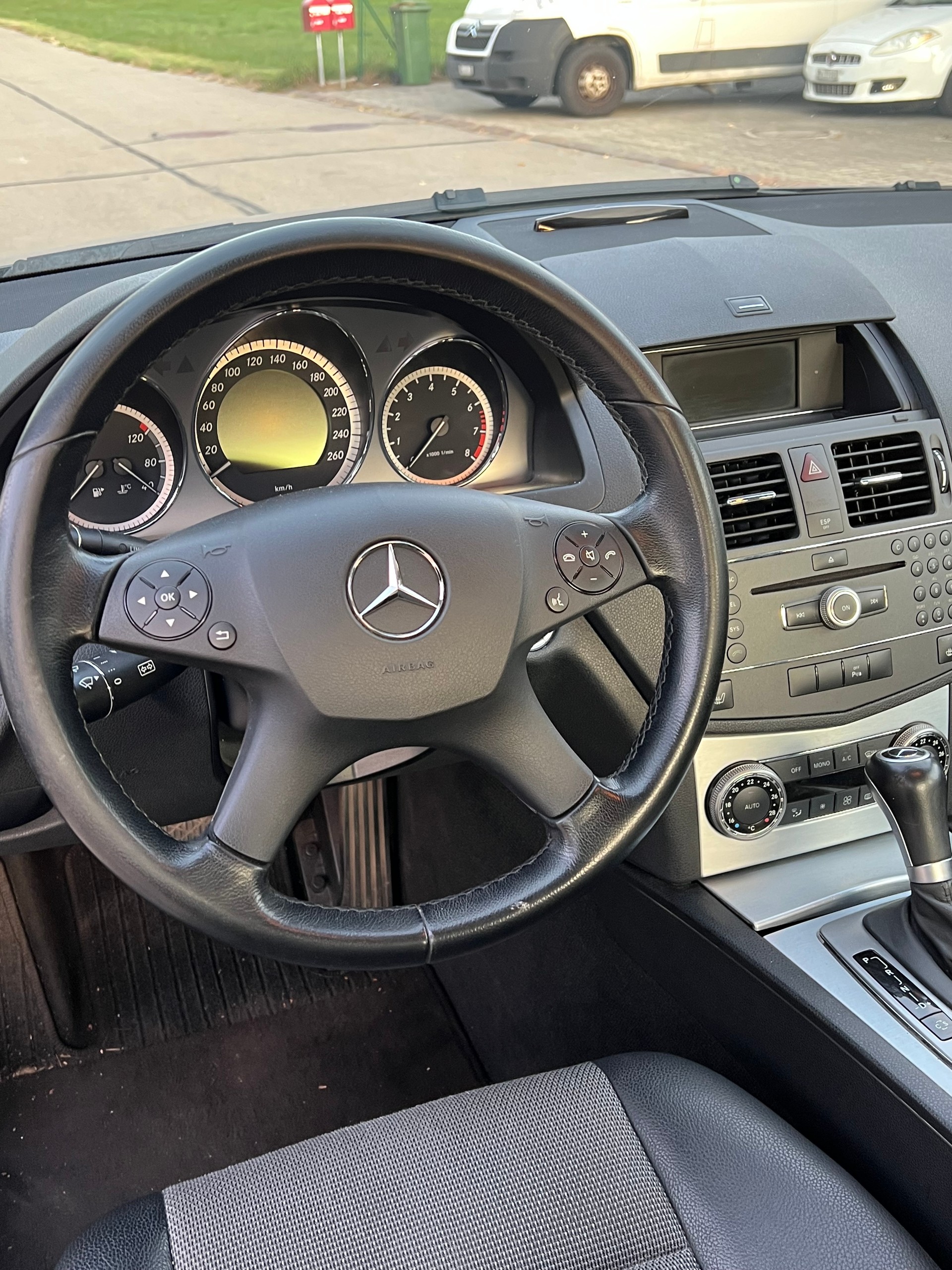 MERCEDES-BENZ C 200 CGI BlueEfficiency Avantgarde Automatic-image-8