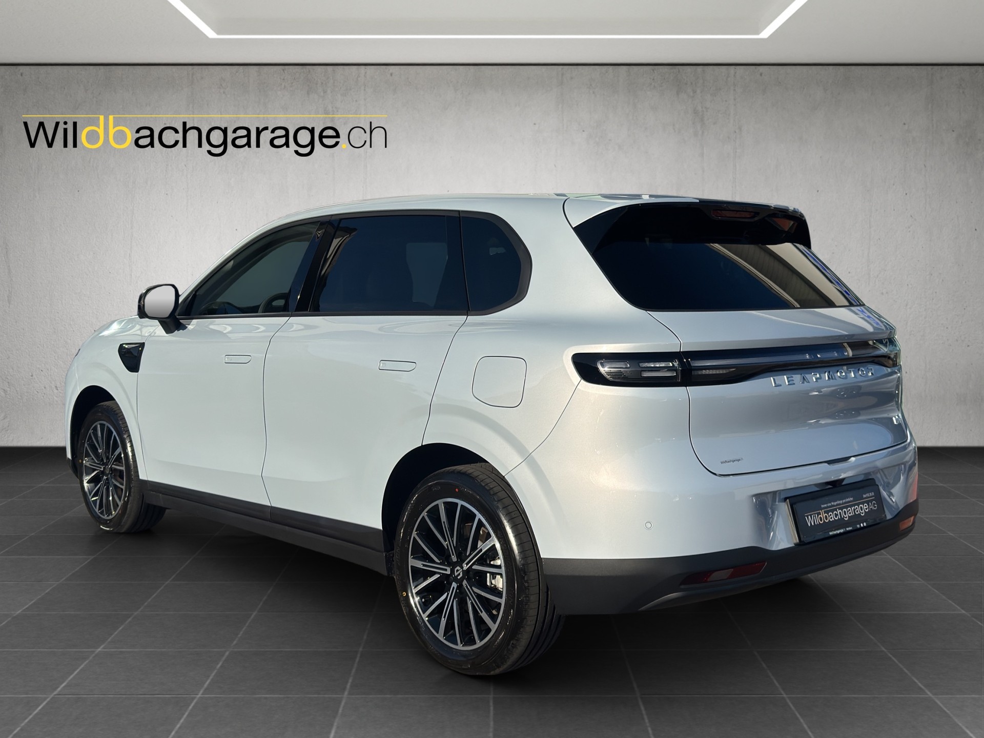 LEAPMOTOR B10 1.5 Hybrid EV-image-2