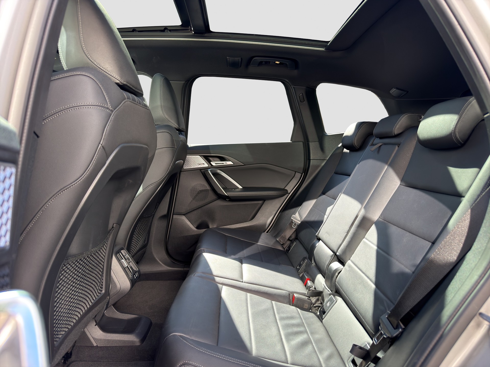 BMW iX1 xDrive 30 M Sport-image-10