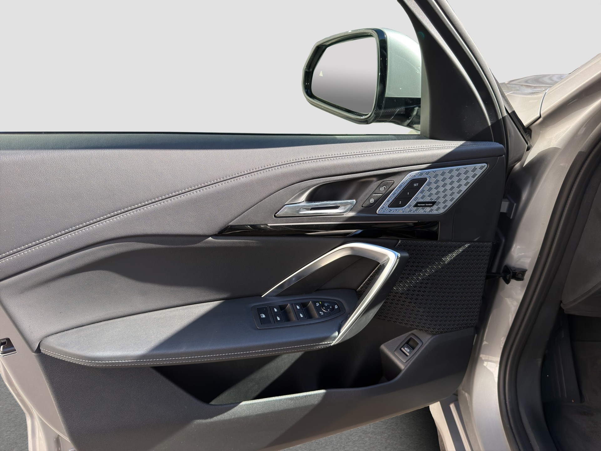 BMW iX1 xDrive 30 M Sport-image-7