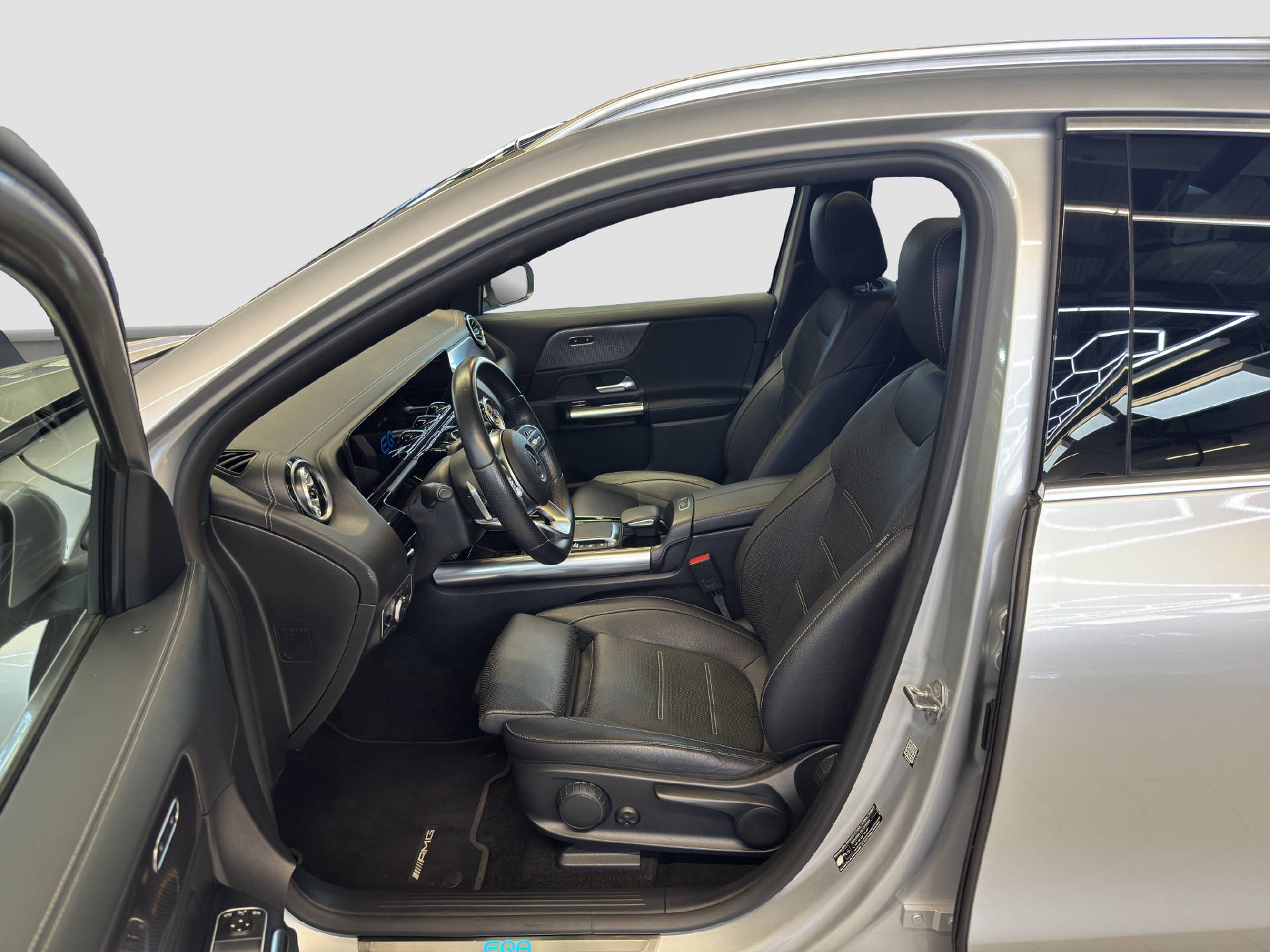 MERCEDES-BENZ EQA 300 Swiss Star AMG Line 4MATIC-image-7