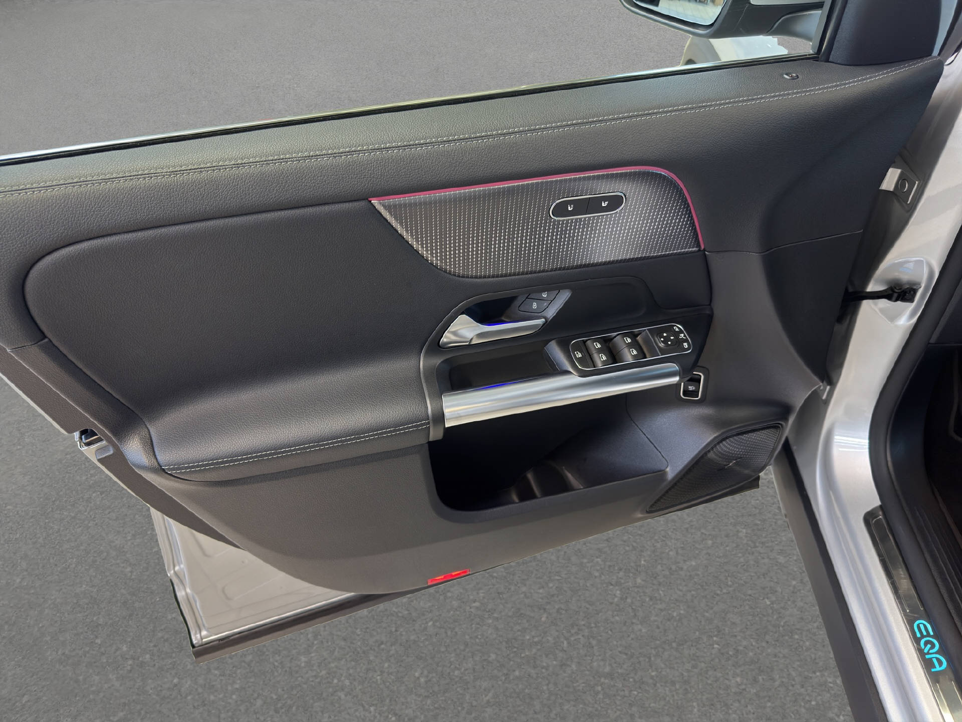 MERCEDES-BENZ EQA 300 Swiss Star AMG Line 4MATIC-image-13