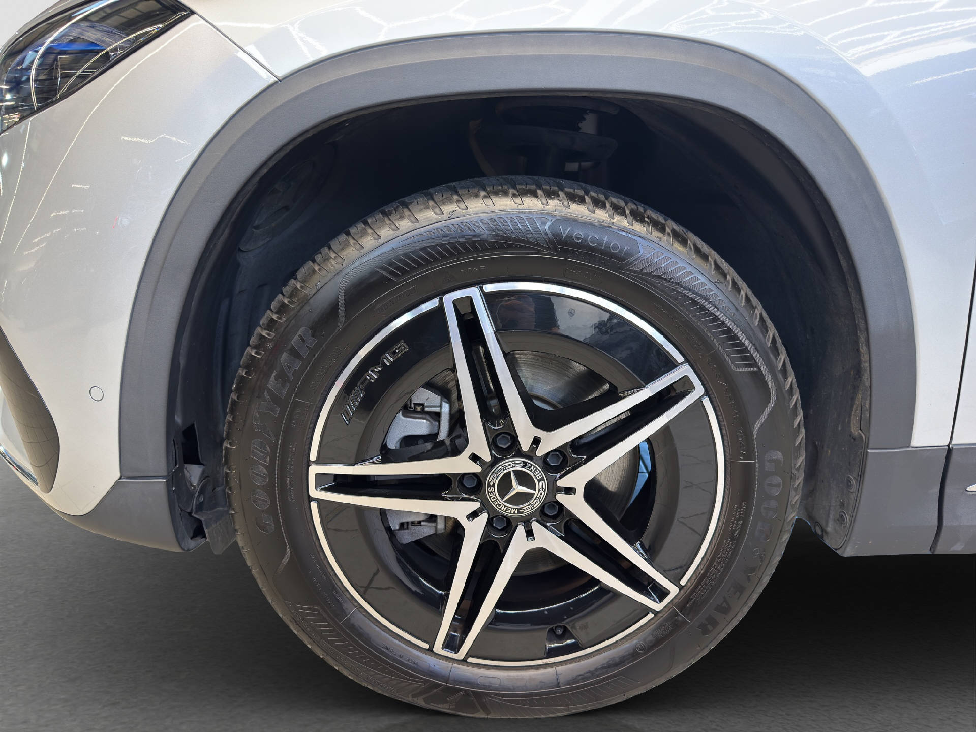 MERCEDES-BENZ EQA 300 Swiss Star AMG Line 4MATIC-image-6