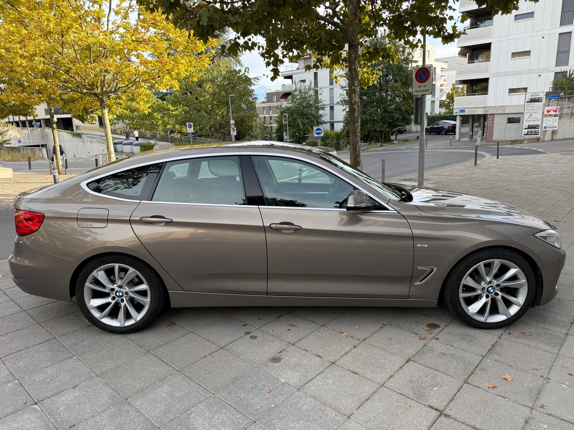 BMW 320i-image-2