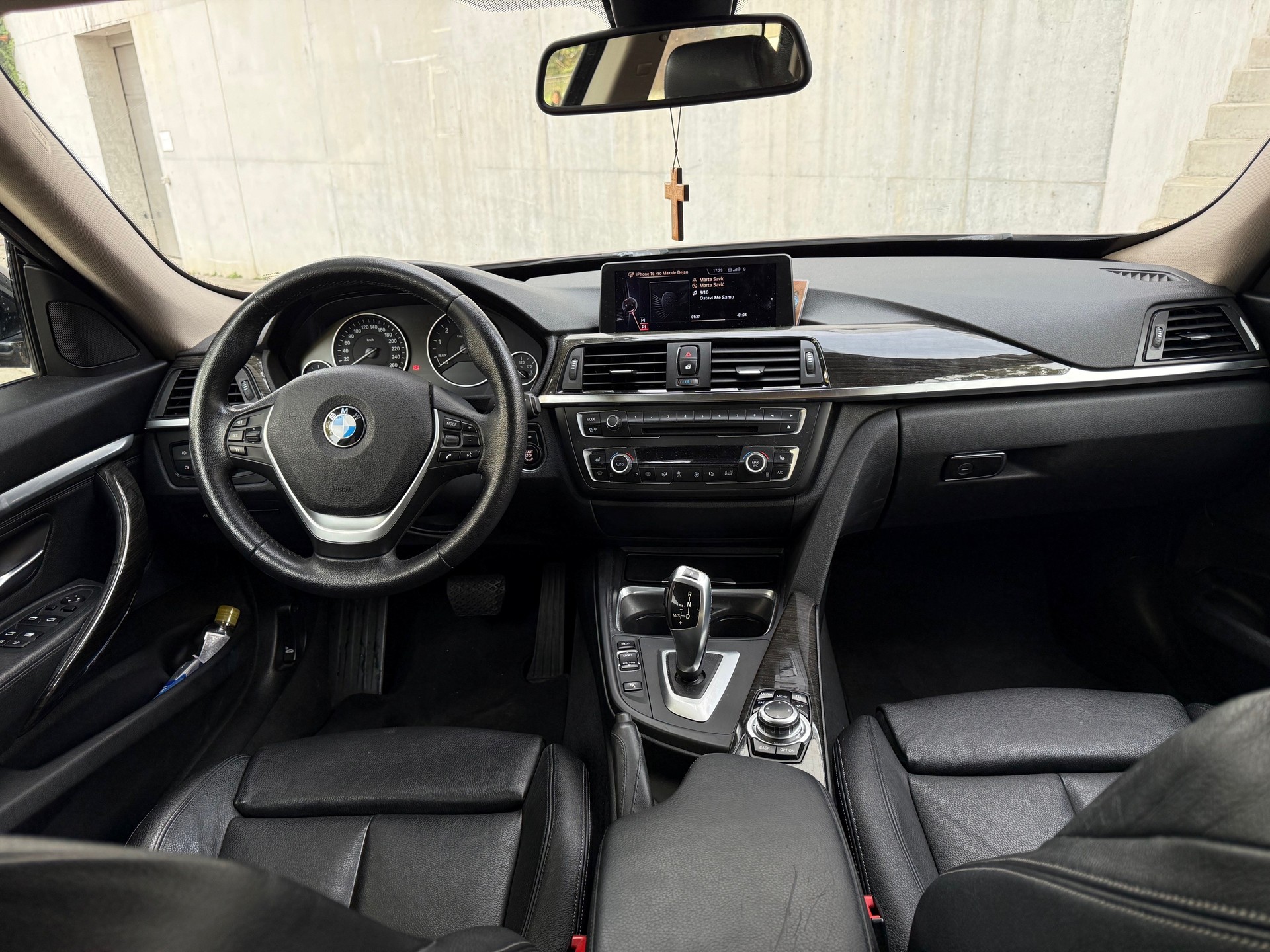 BMW 320i-image-4