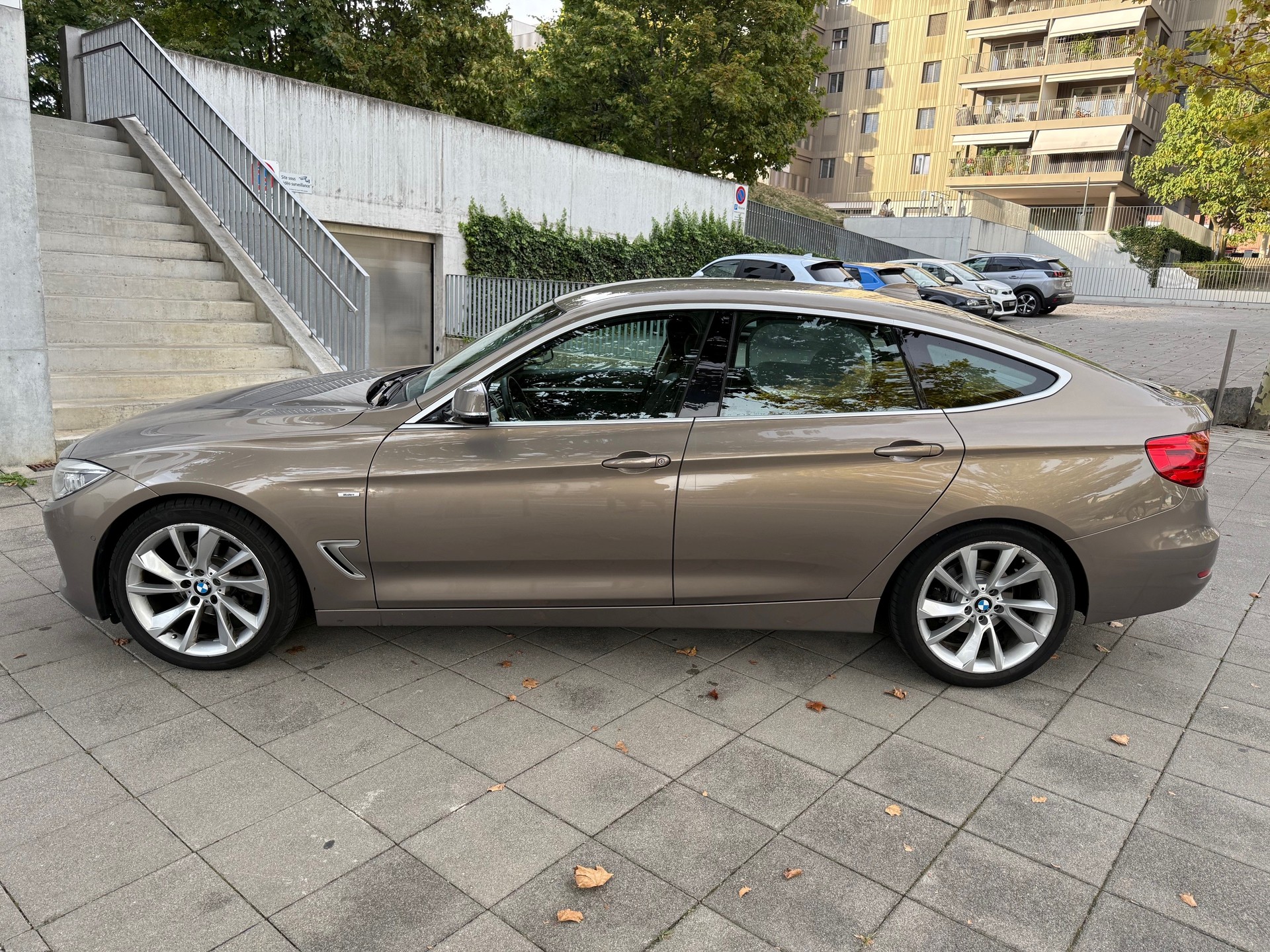 BMW 320i-image-1