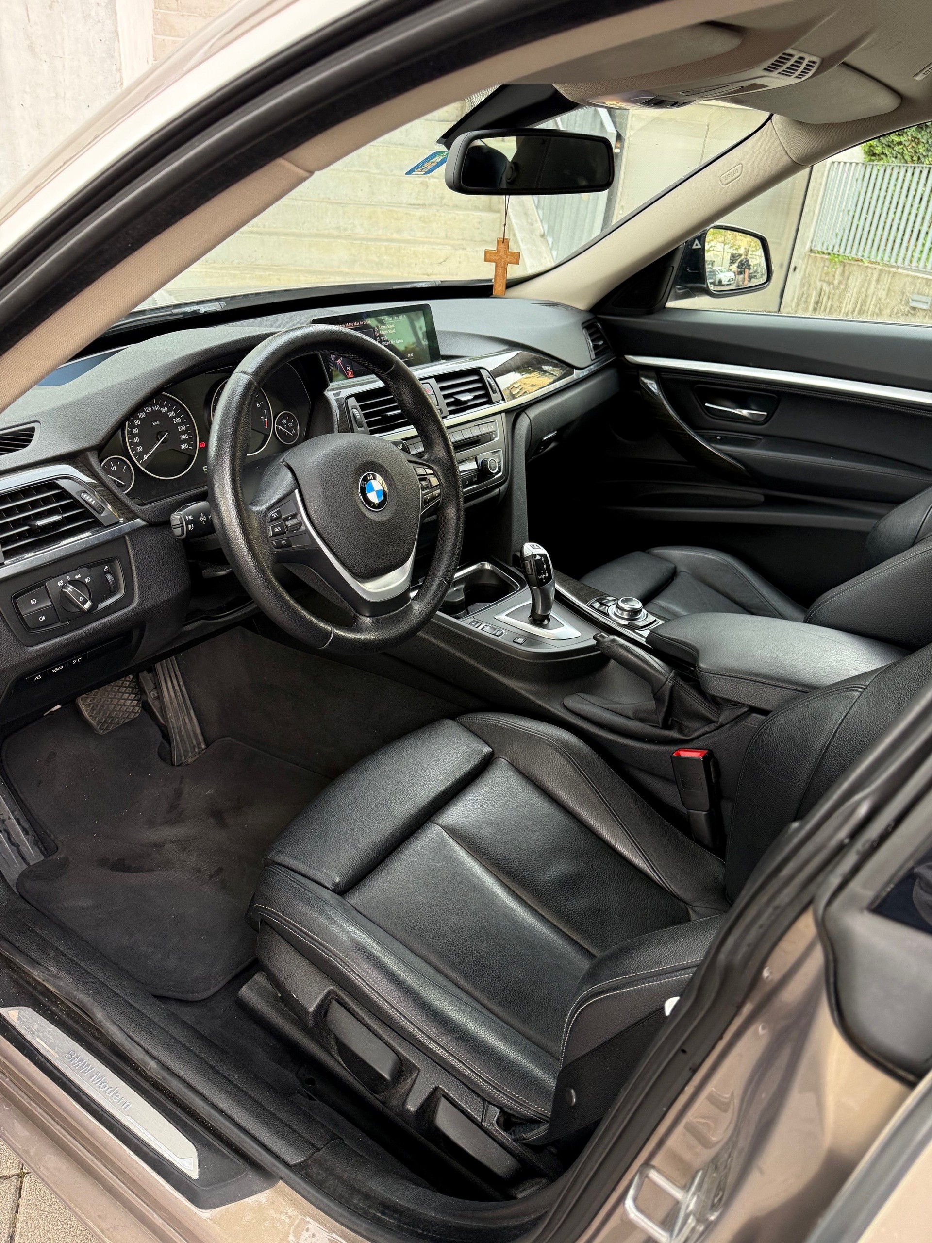 BMW 320i-image-5