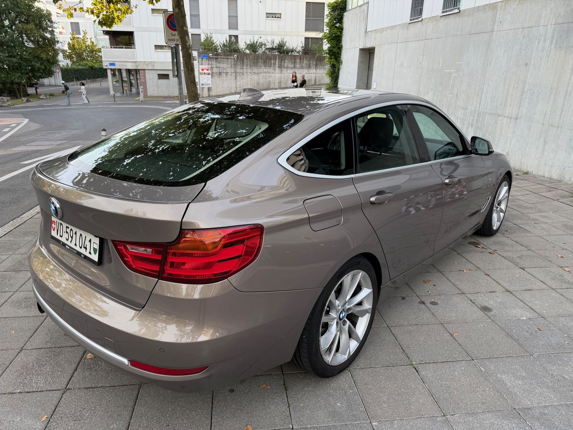 BMW 320i-image-3
