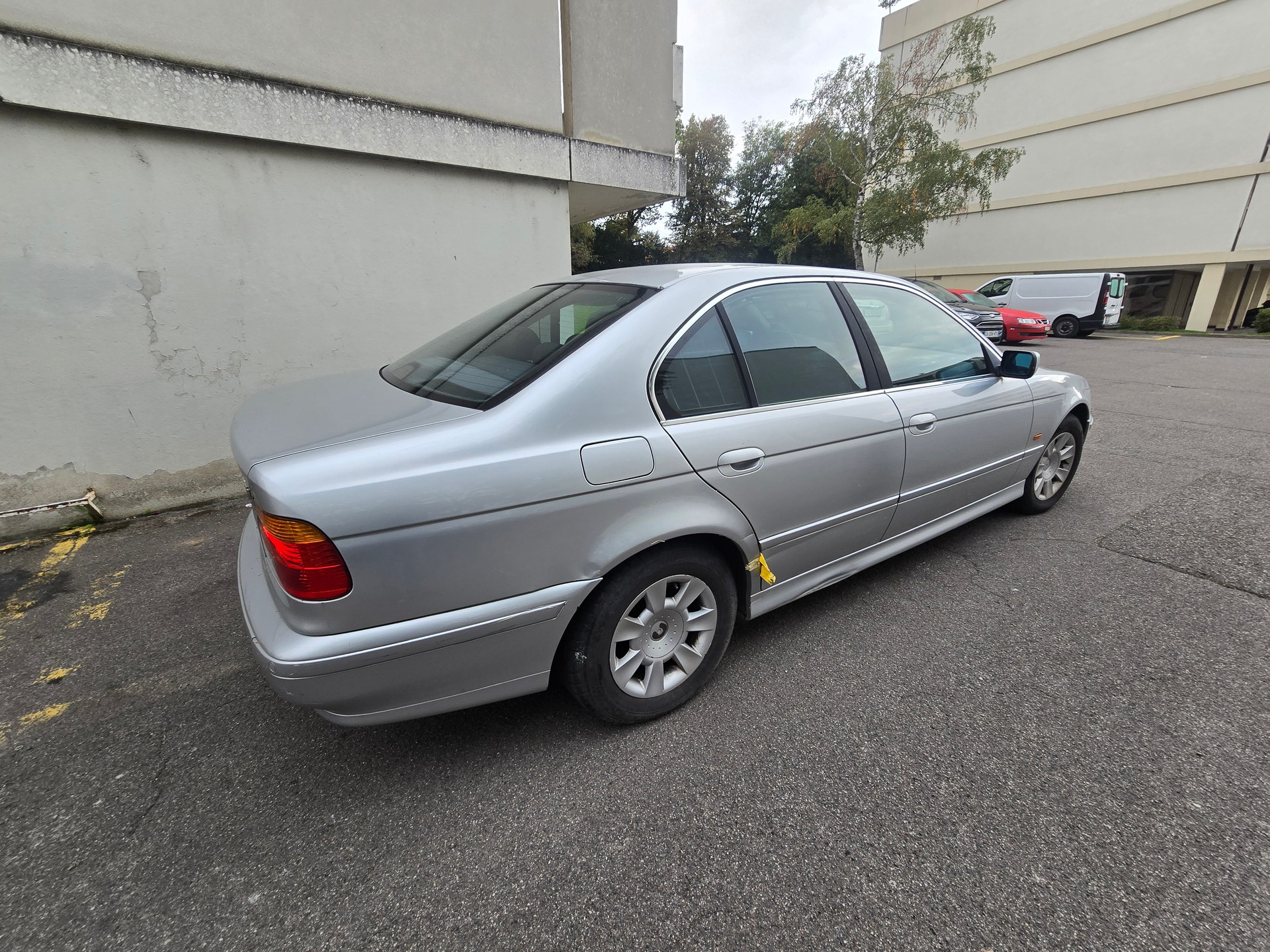BMW 525i-image-15