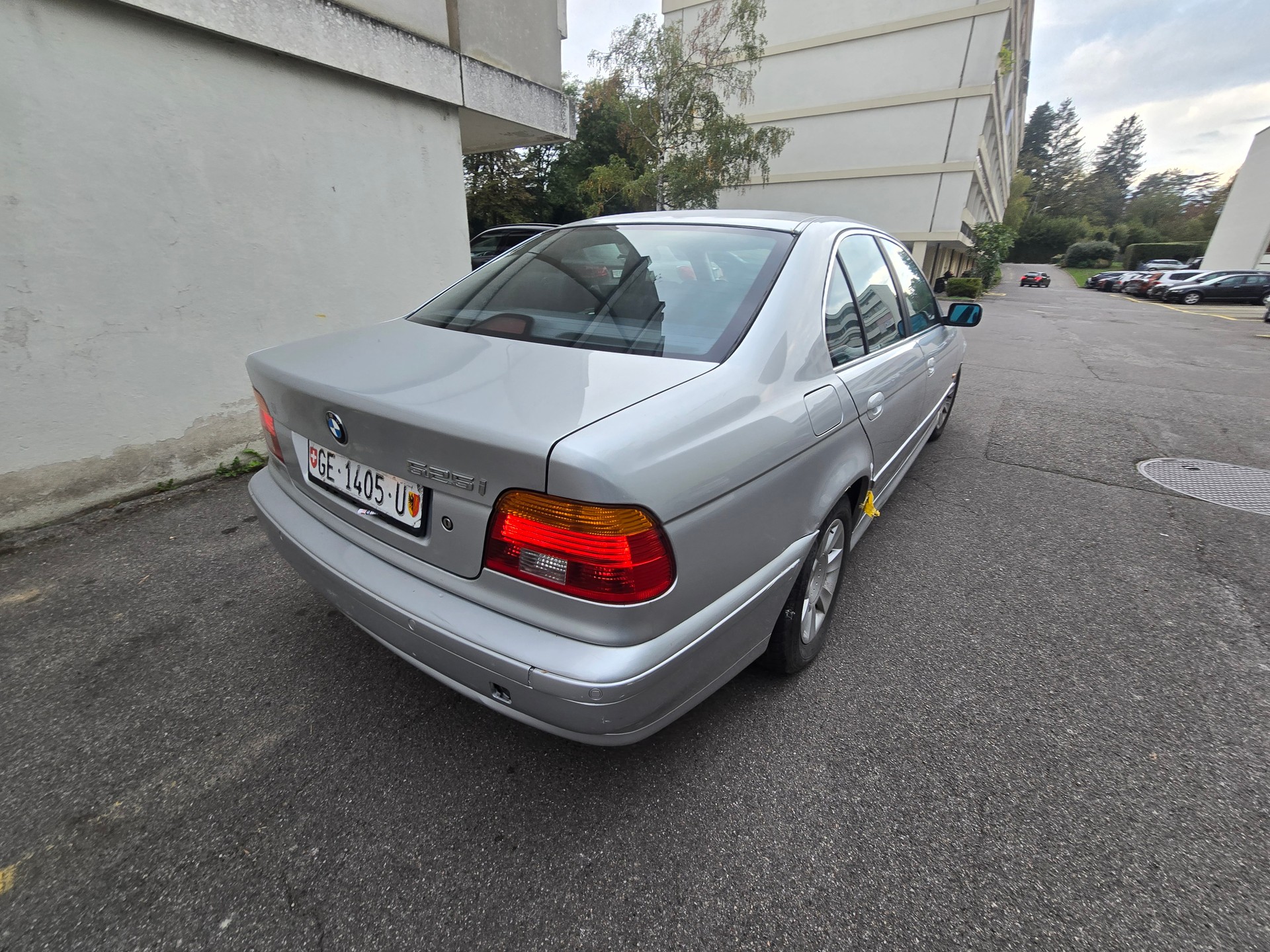 BMW 525i-image-12