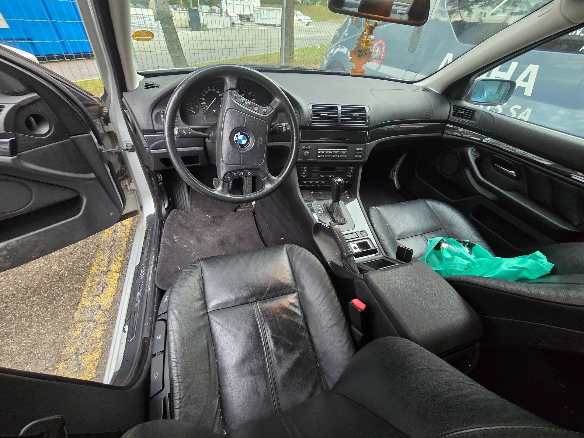 BMW 525i-image-10