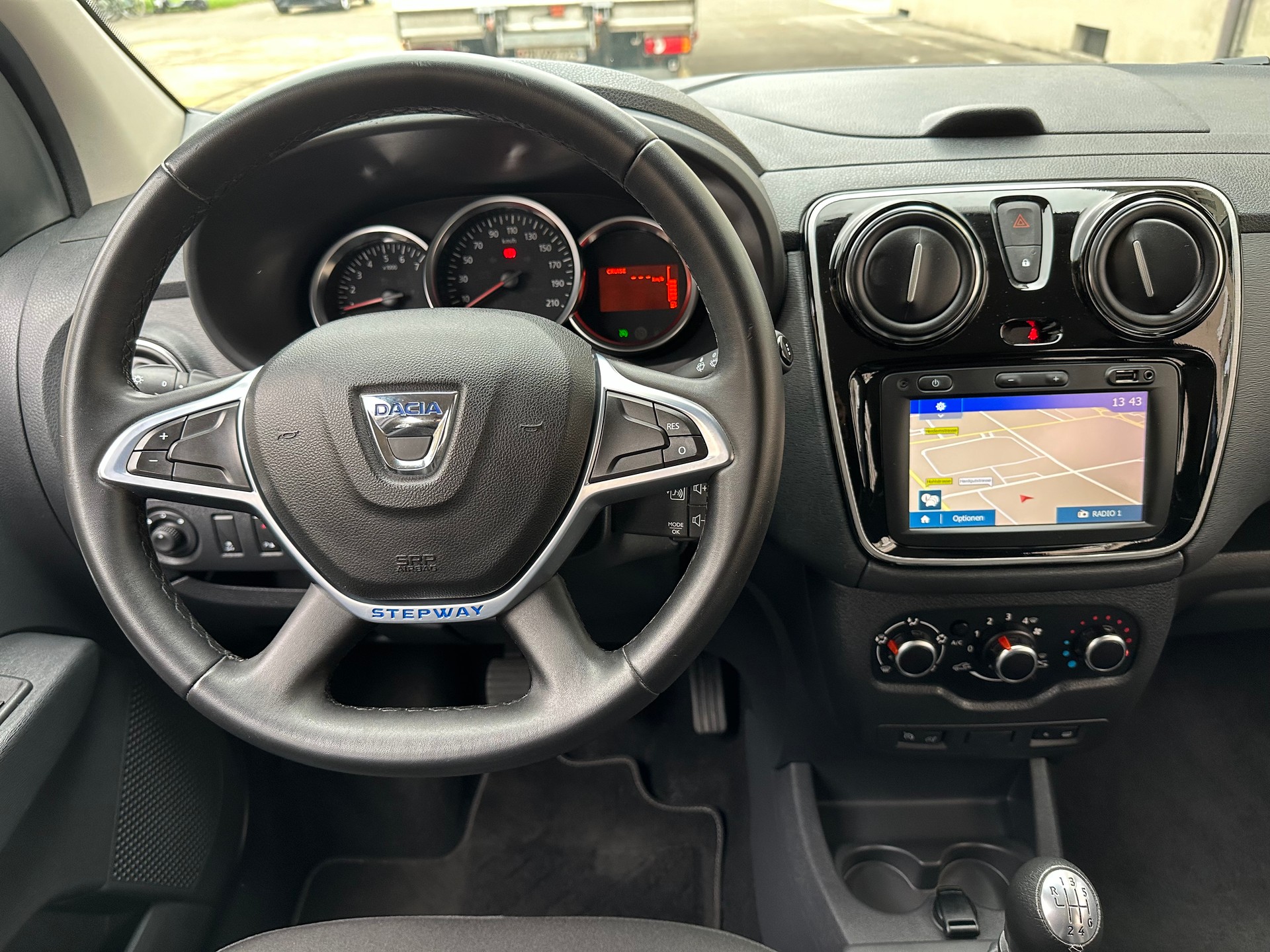 DACIA Lodgy 1.5 dCi Stepway Unlimited 5PL-image-9
