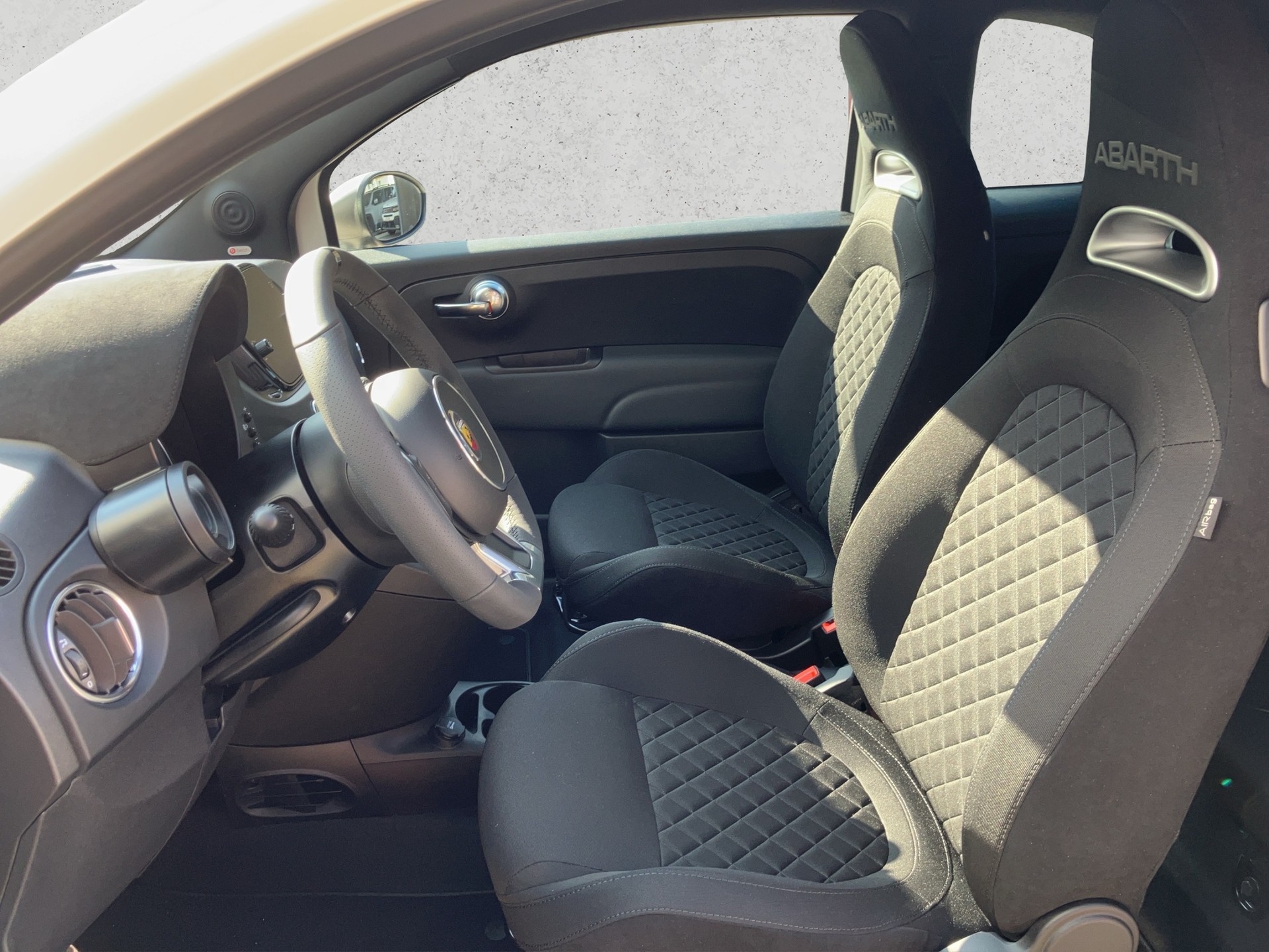 FIAT 595 Abarth 1.4 T-Jet 165 Premium Grand Prix Edition-image-11
