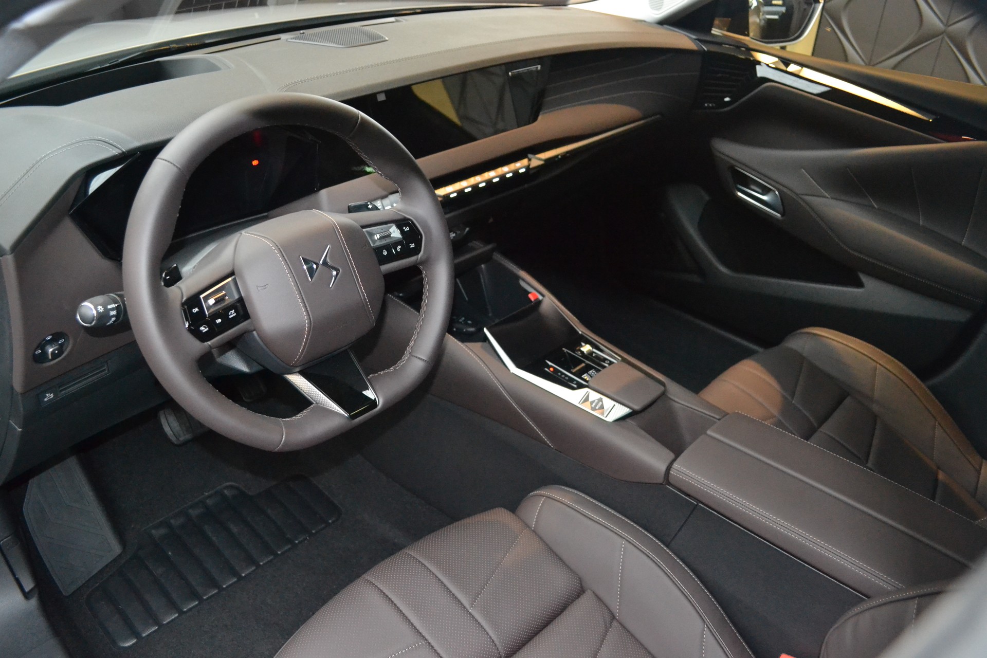 DS AUTOMOBILES DS 4 1.2 MHEV Antoine De Saint Exupéry-image-4