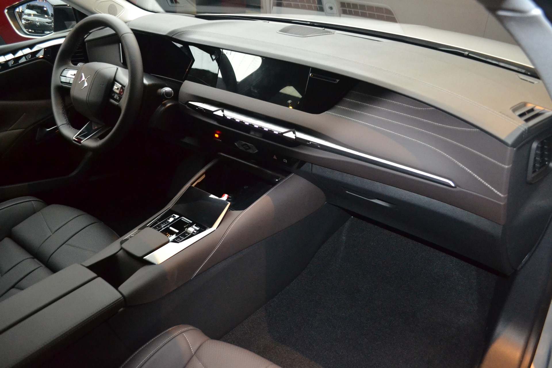 DS AUTOMOBILES DS 4 1.2 MHEV Antoine De Saint Exupéry-image-5