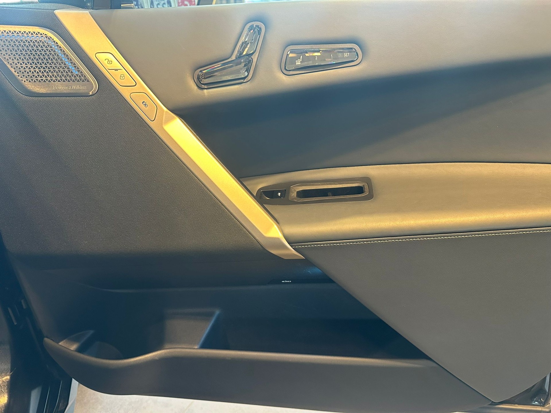 BMW iX M60-image-22