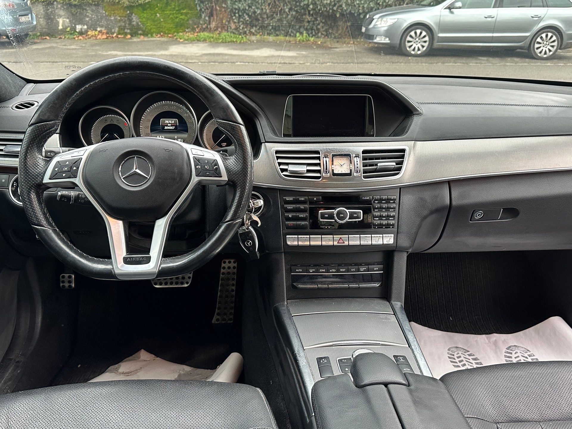 MERCEDES-BENZ E 400 Avantgarde 4Matic 7G-Tronic-image-12