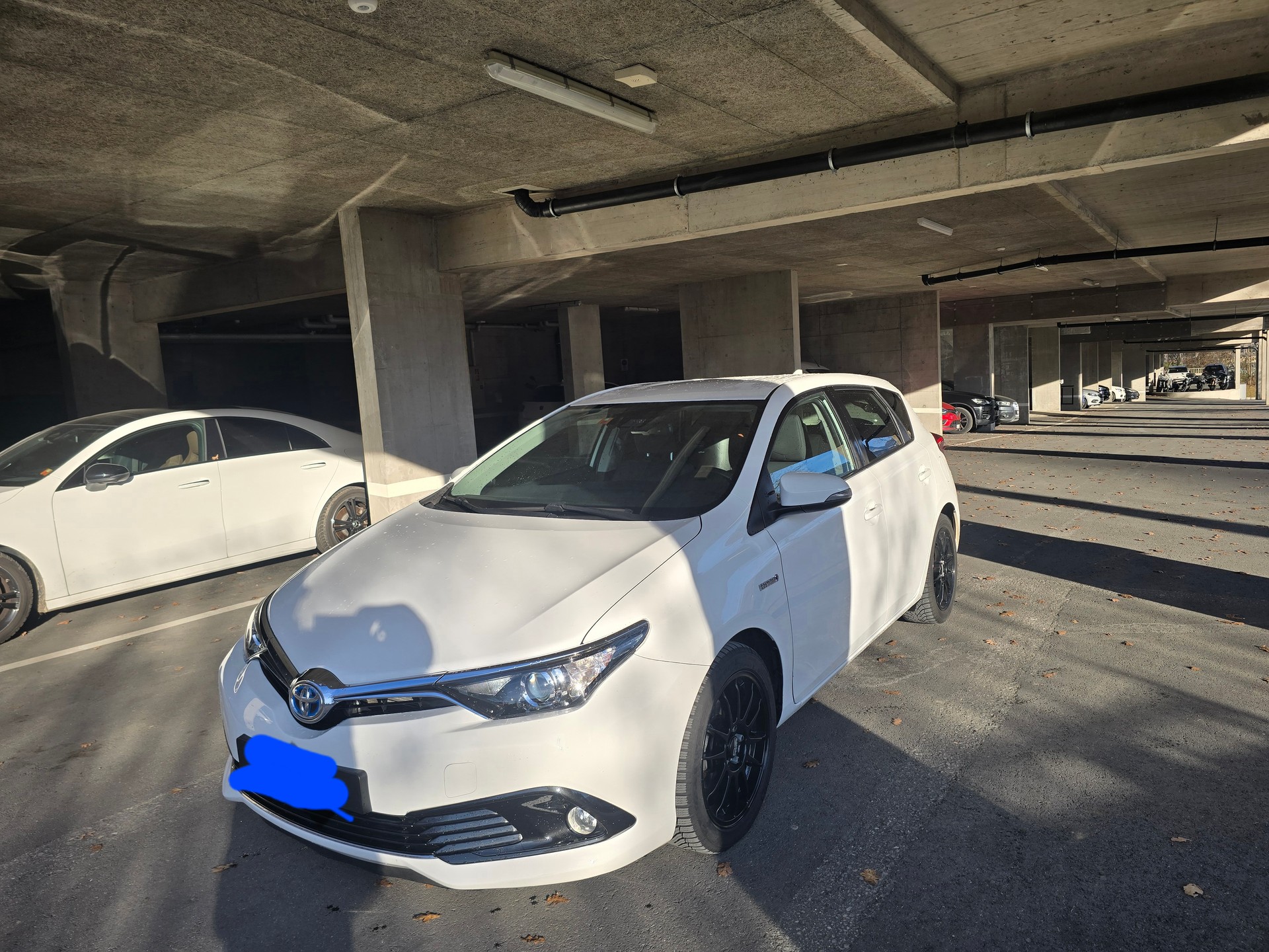 TOYOTA Auris 1.8 HSD Style e-CVT-image-1