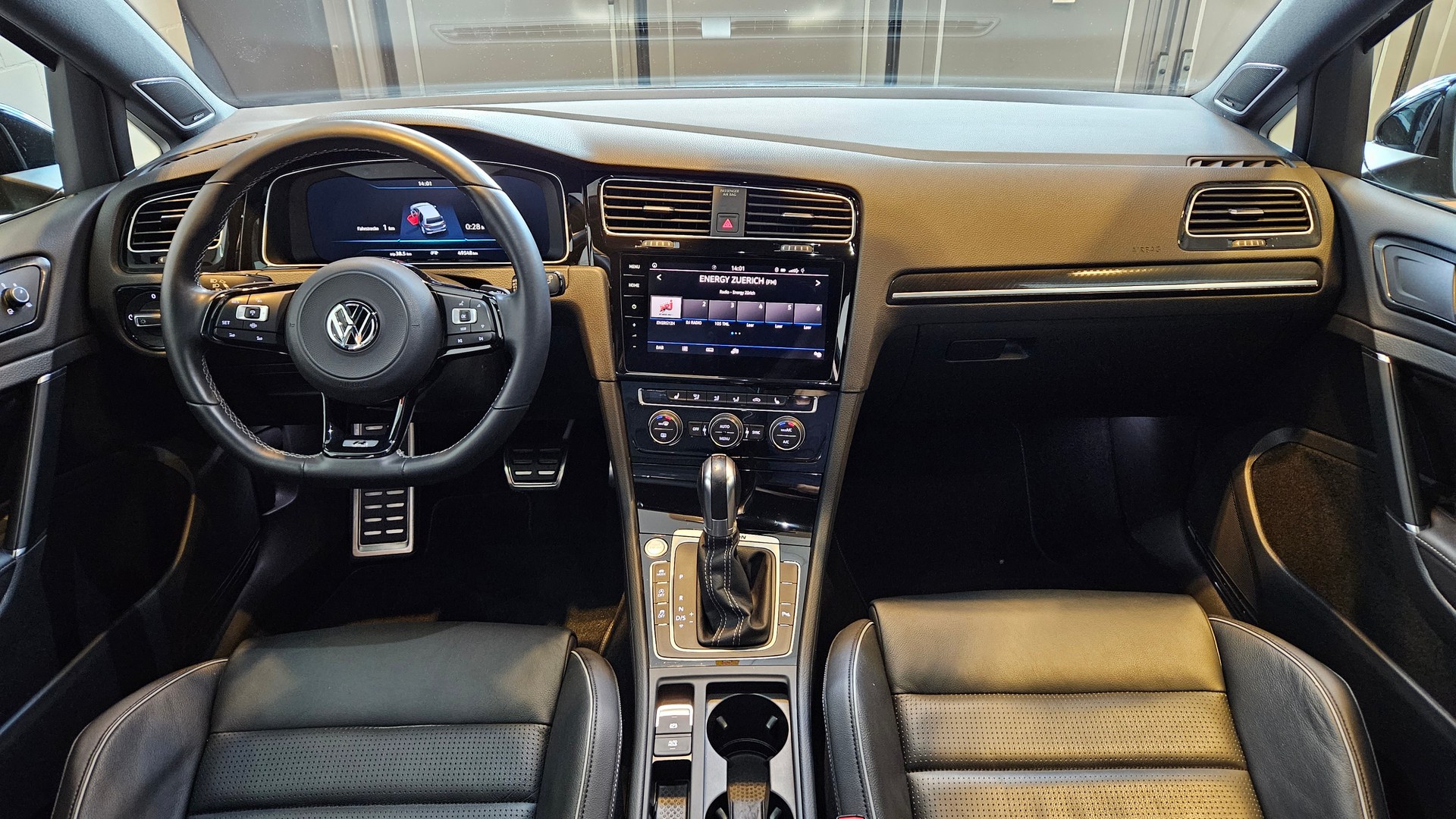 VW Golf 2.0 TSI R 4Motion DSG-image-17