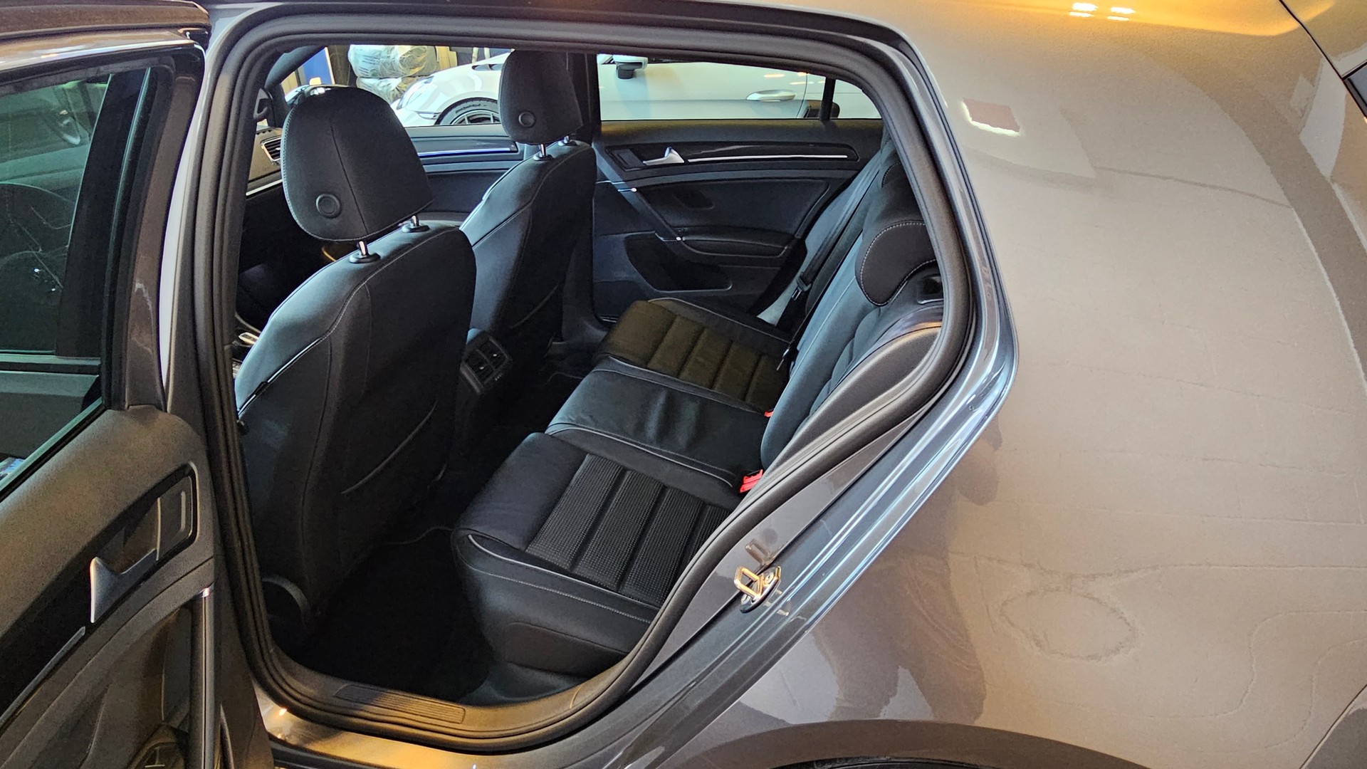 VW Golf 2.0 TSI R 4Motion DSG-image-19