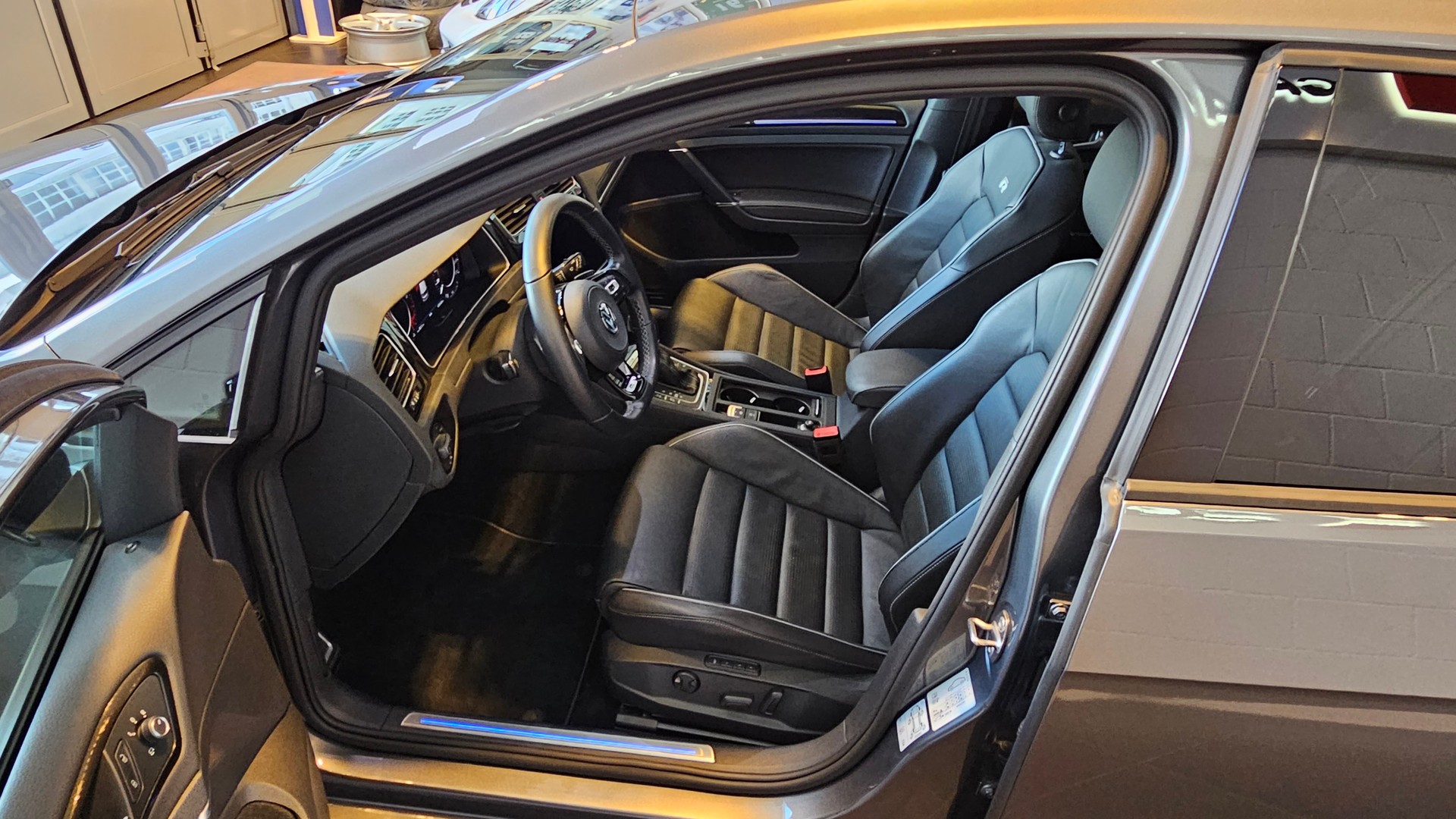 VW Golf 2.0 TSI R 4Motion DSG-image-13