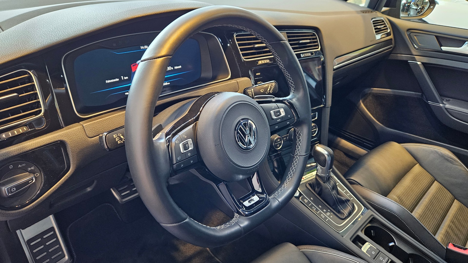VW Golf 2.0 TSI R 4Motion DSG-image-16