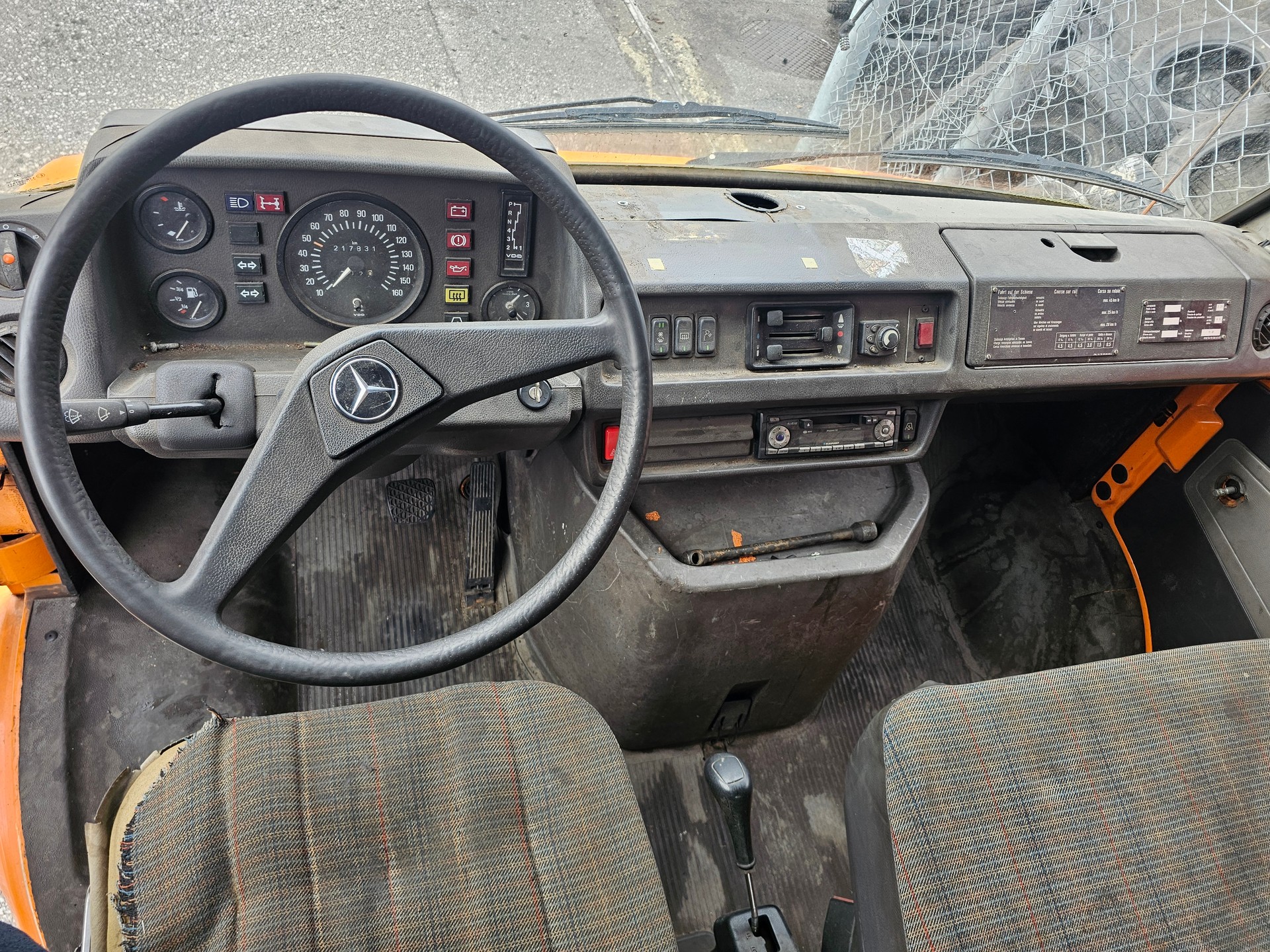 MERCEDES-BENZ 310-image-8