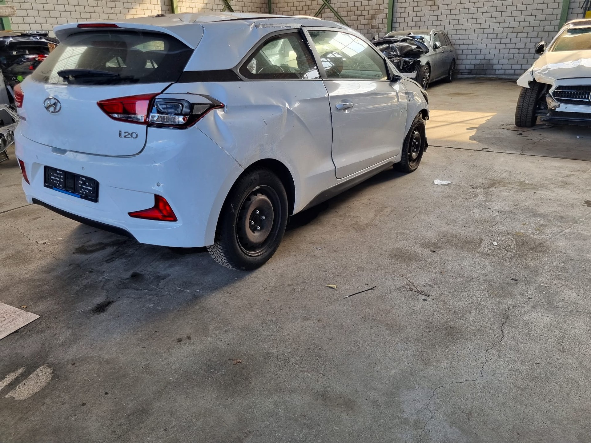 HYUNDAI i20 Coupé 1.4 Amplia-image-3