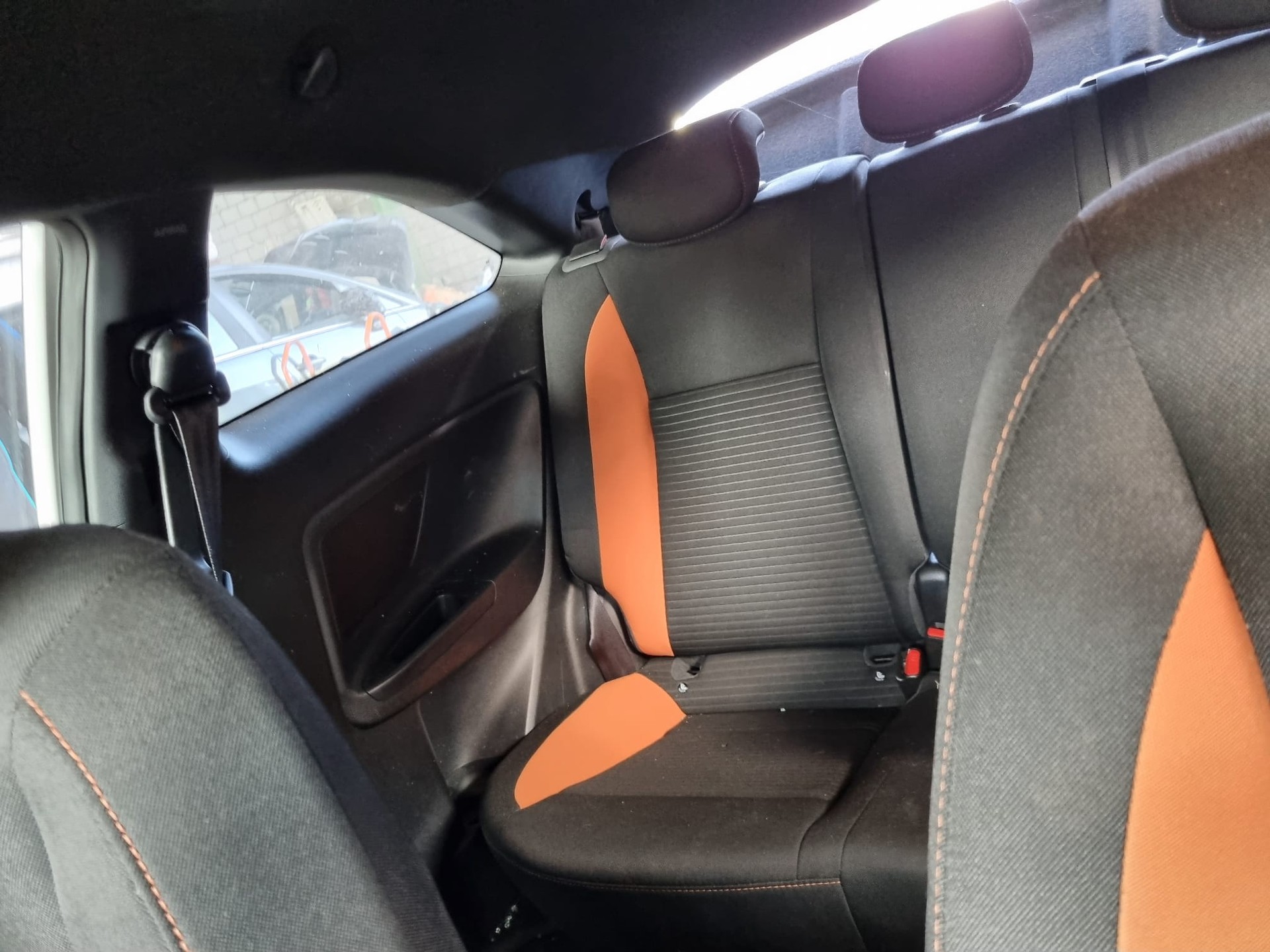 HYUNDAI i20 Coupé 1.4 Amplia-image-5