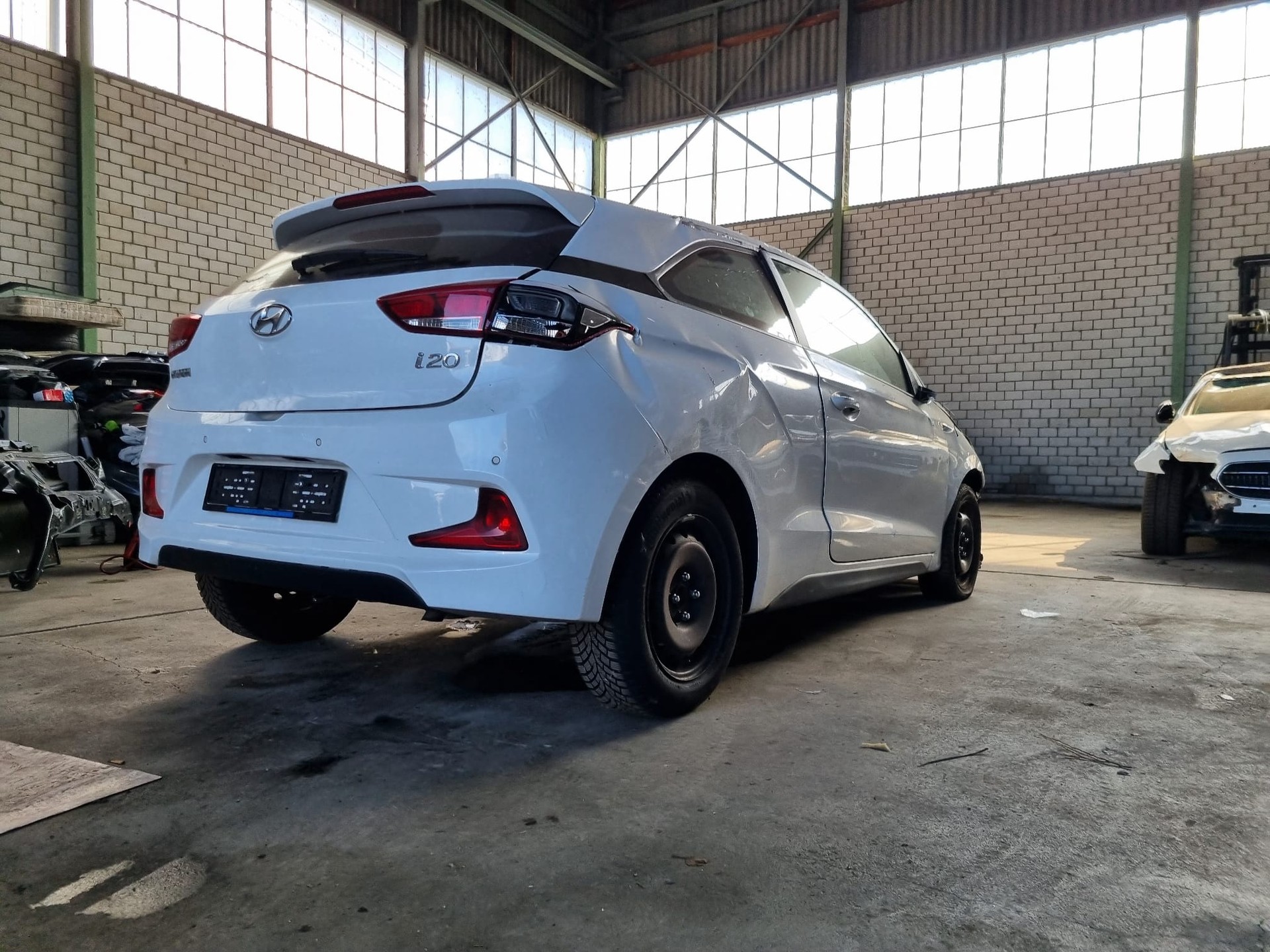 HYUNDAI i20 Coupé 1.4 Amplia-image-7