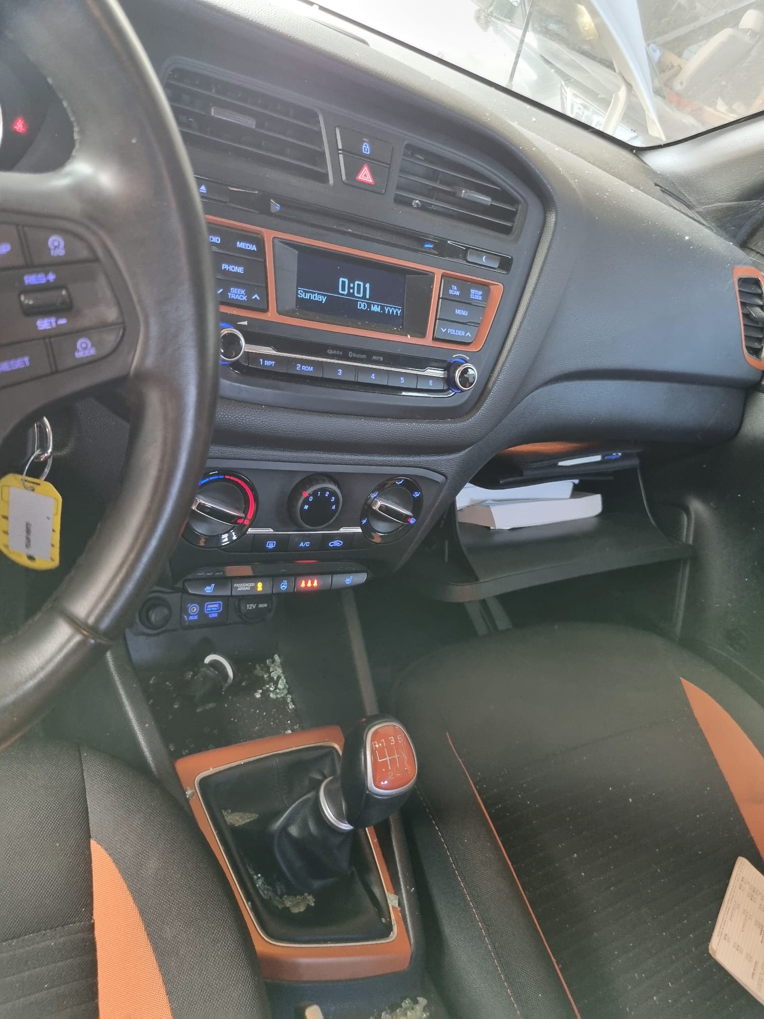 HYUNDAI i20 Coupé 1.4 Amplia-image-8