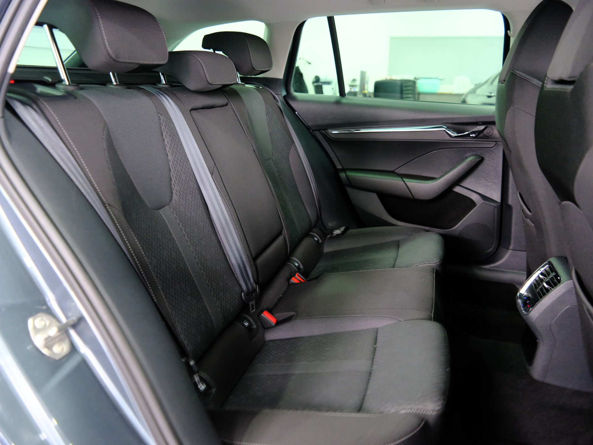 SKODA Octavia Combi 2.0 TDI DSG Style 4x4-image-14