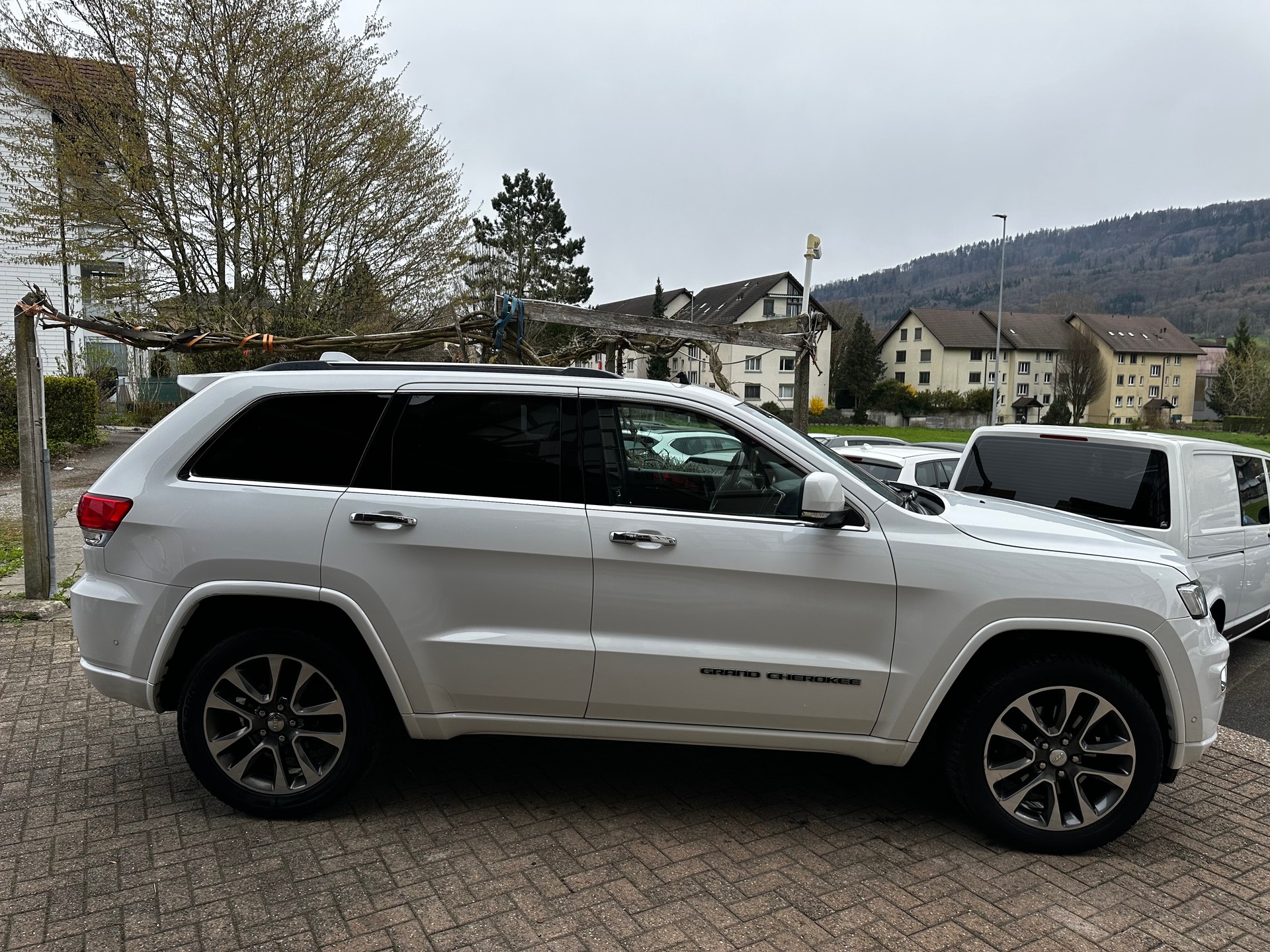 JEEP Grand Cherokee 3.0 CRD Overland Automatic-image-4