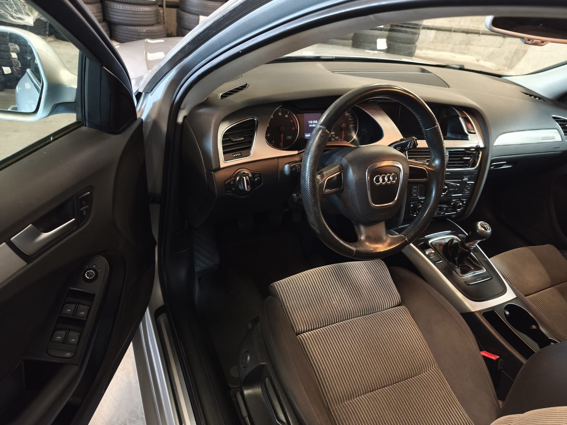 AUDI A4 Avant 2.0 TFSI quattro-image-10