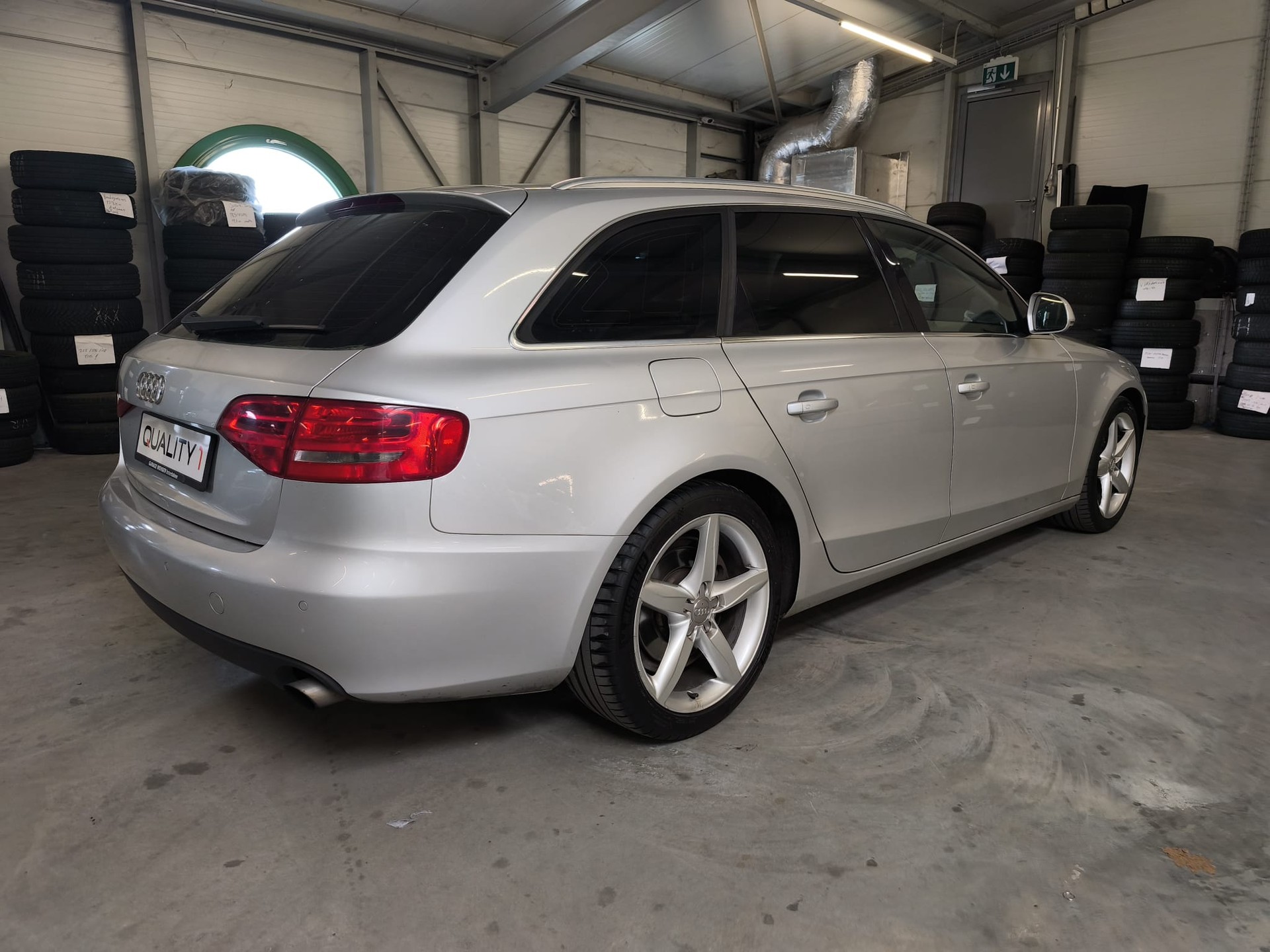 AUDI A4 Avant 2.0 TFSI quattro-image-2