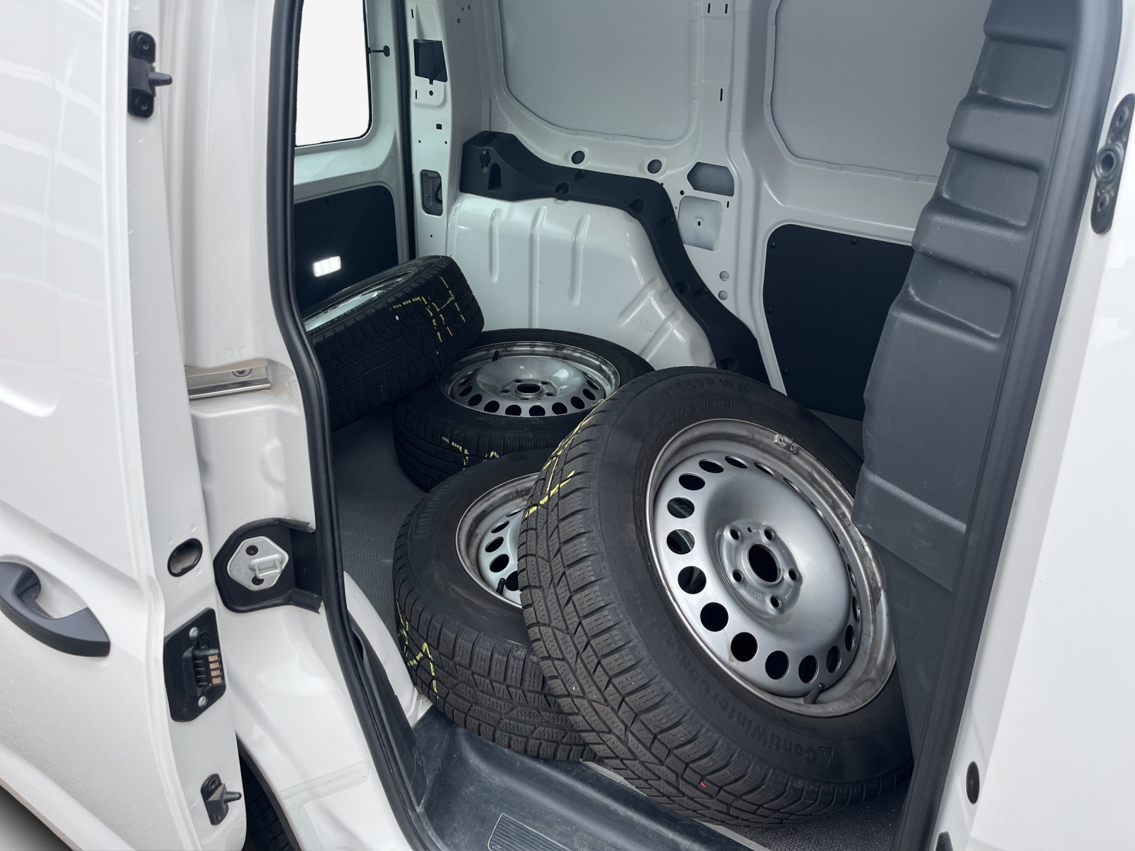 VW Caddy Cargo 2.0TDI 4Motion-image-11