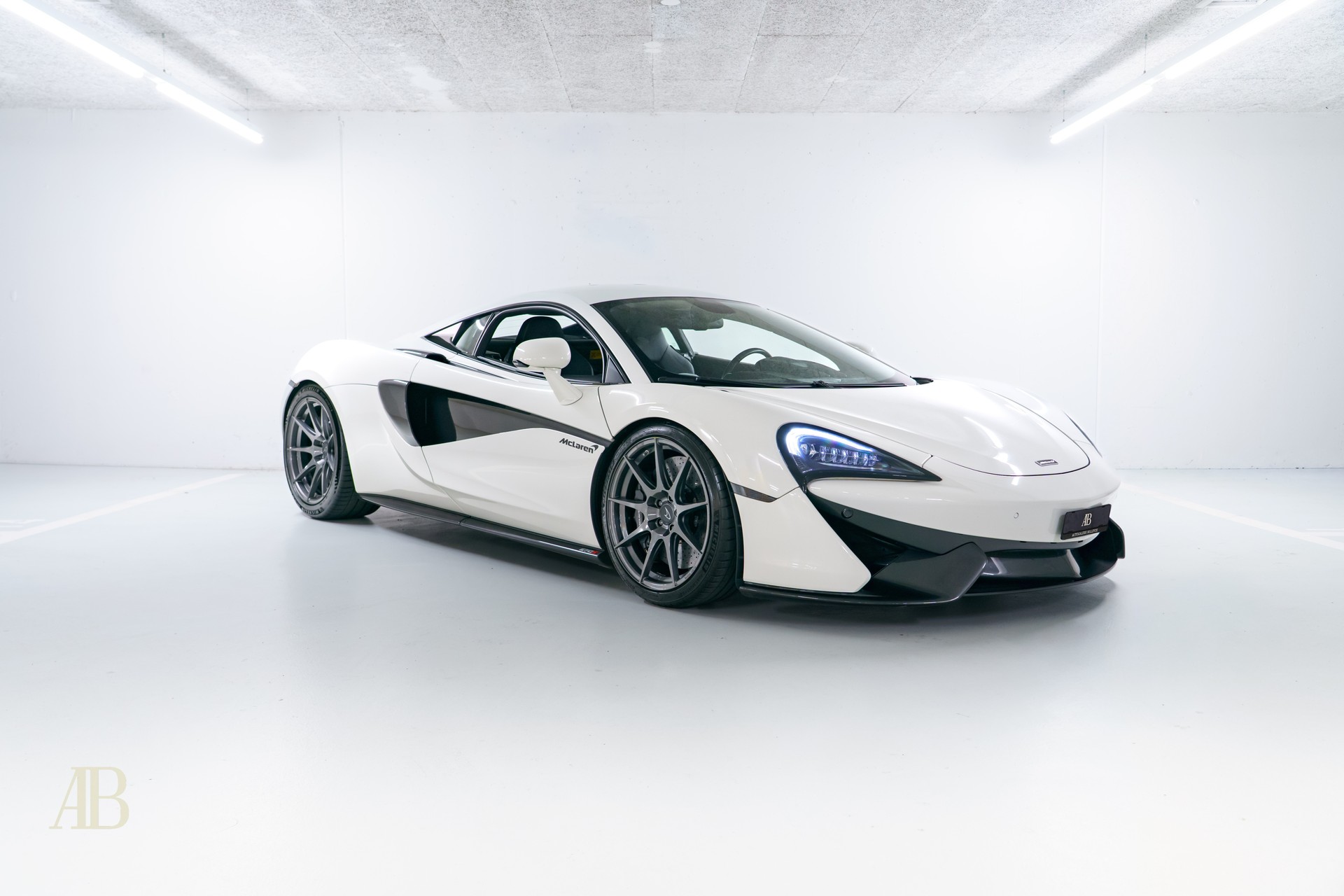 McLAREN 570S Coupé 3.8 V8 SSG-image-1