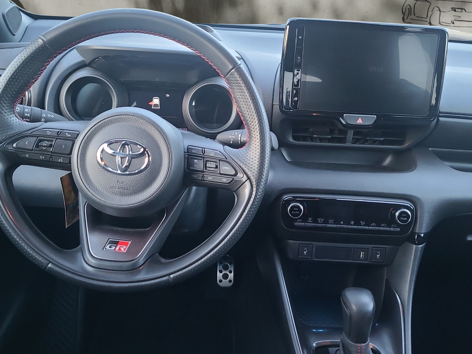 TOYOTA Yaris 1.5 GR Sport e-CVT-image-16