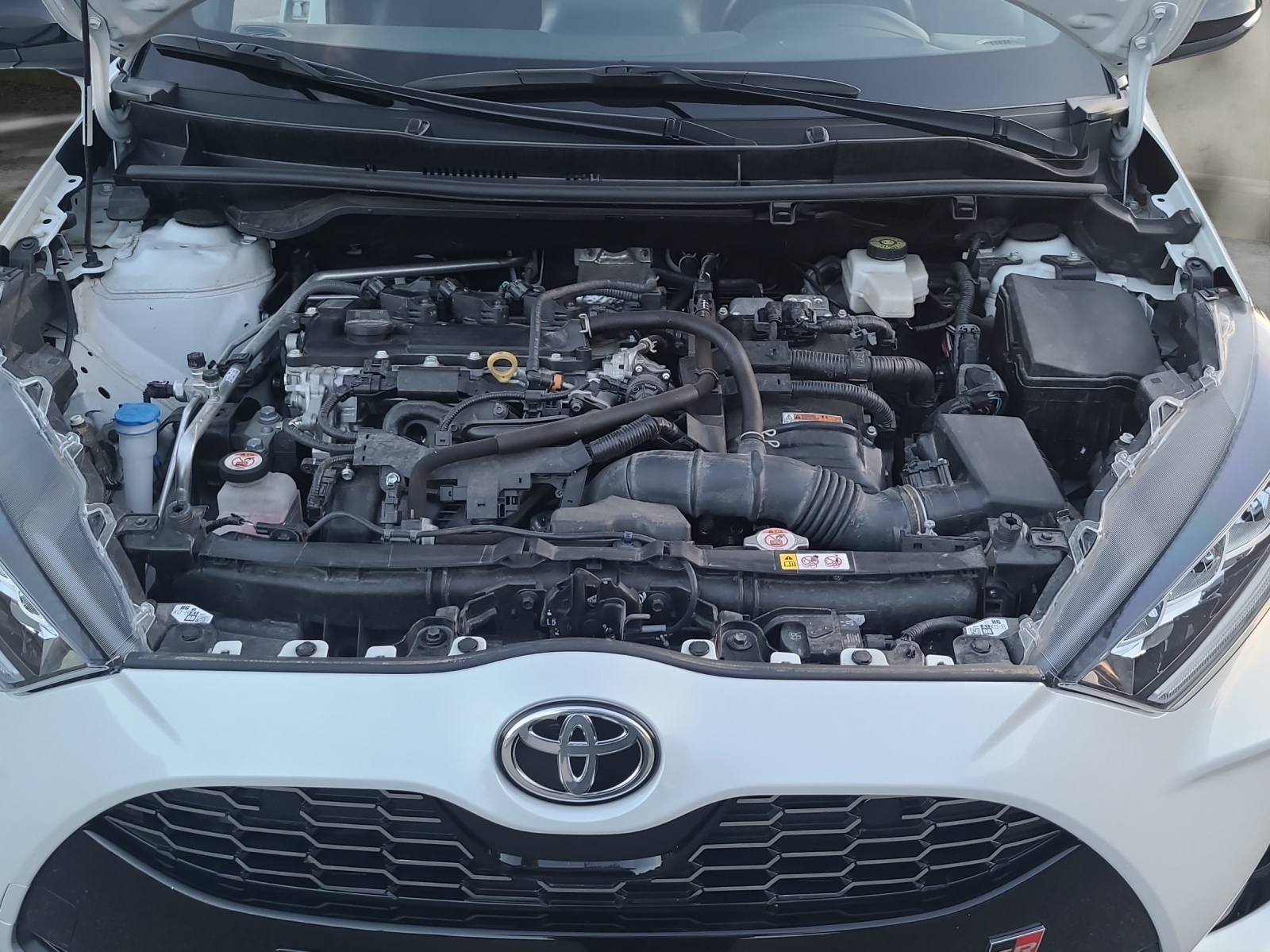 TOYOTA Yaris 1.5 GR Sport e-CVT-image-19