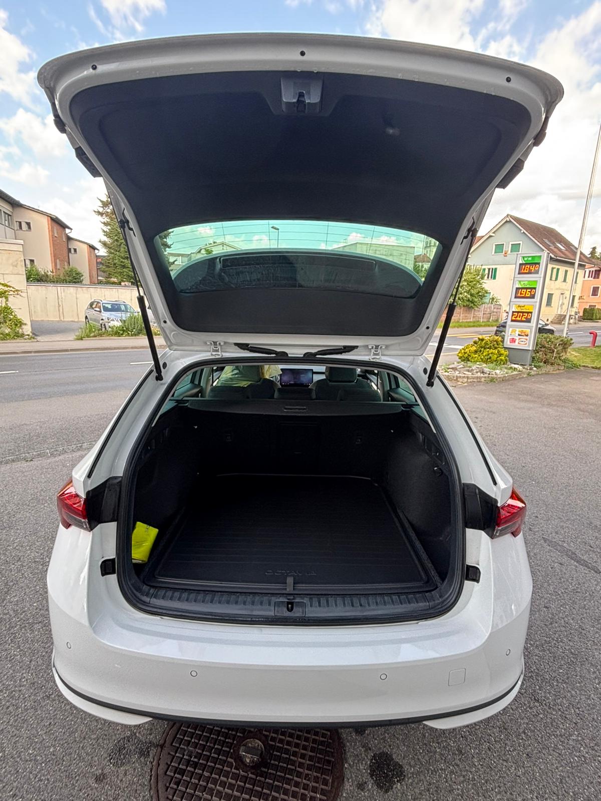 SKODA Octavia Combi 1.5 TSI mHEV DSG Selection-image-11