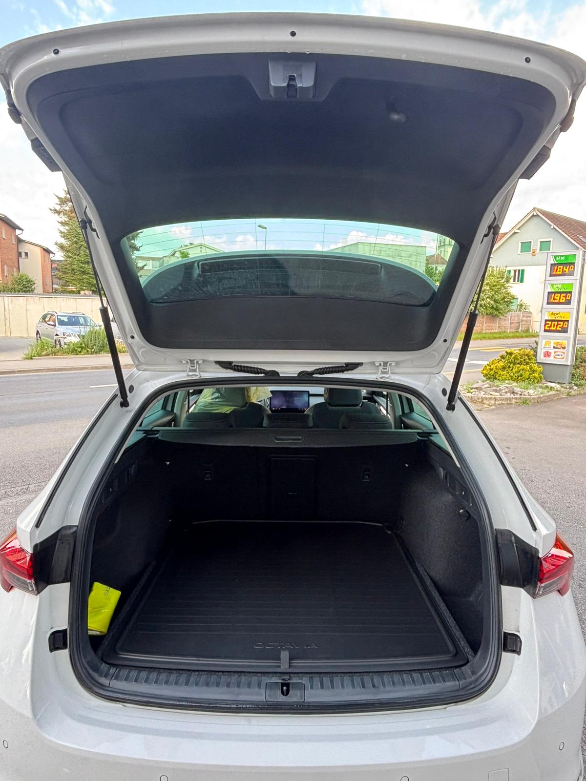 SKODA Octavia Combi 1.5 TSI mHEV DSG Selection-image-12