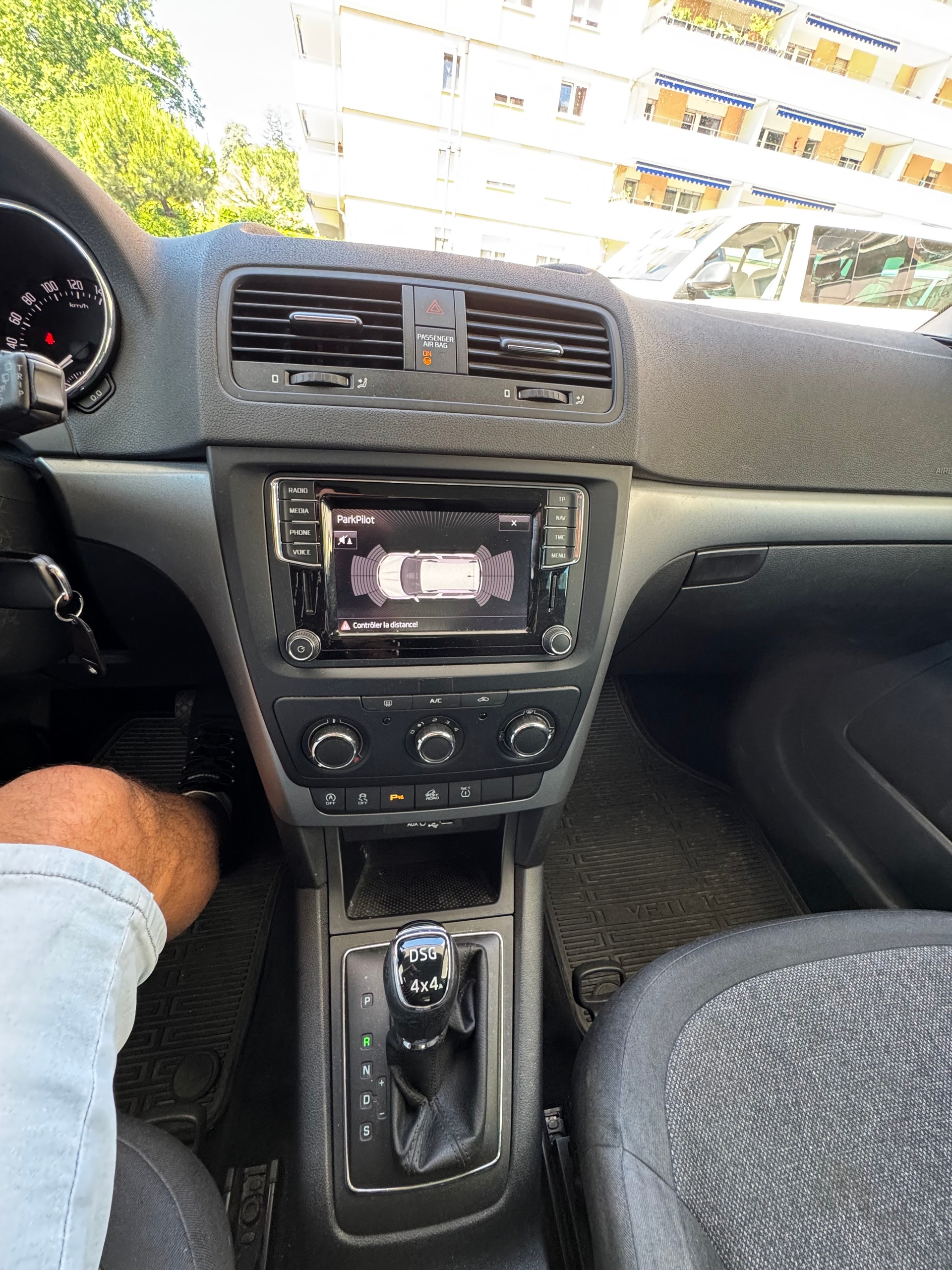 SKODA Yeti 1.4 TSI Ambition 4x4 DSG-image-9
