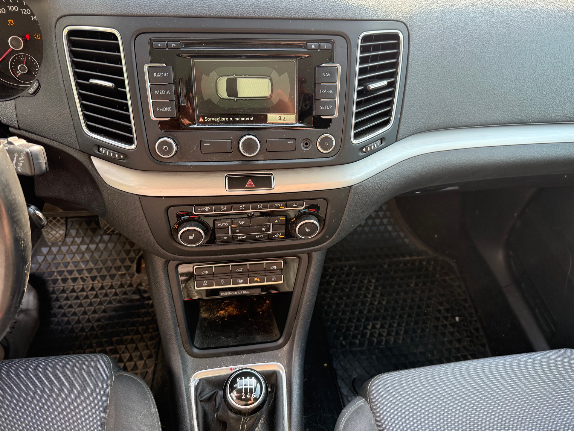 VW SHARAN-image-12