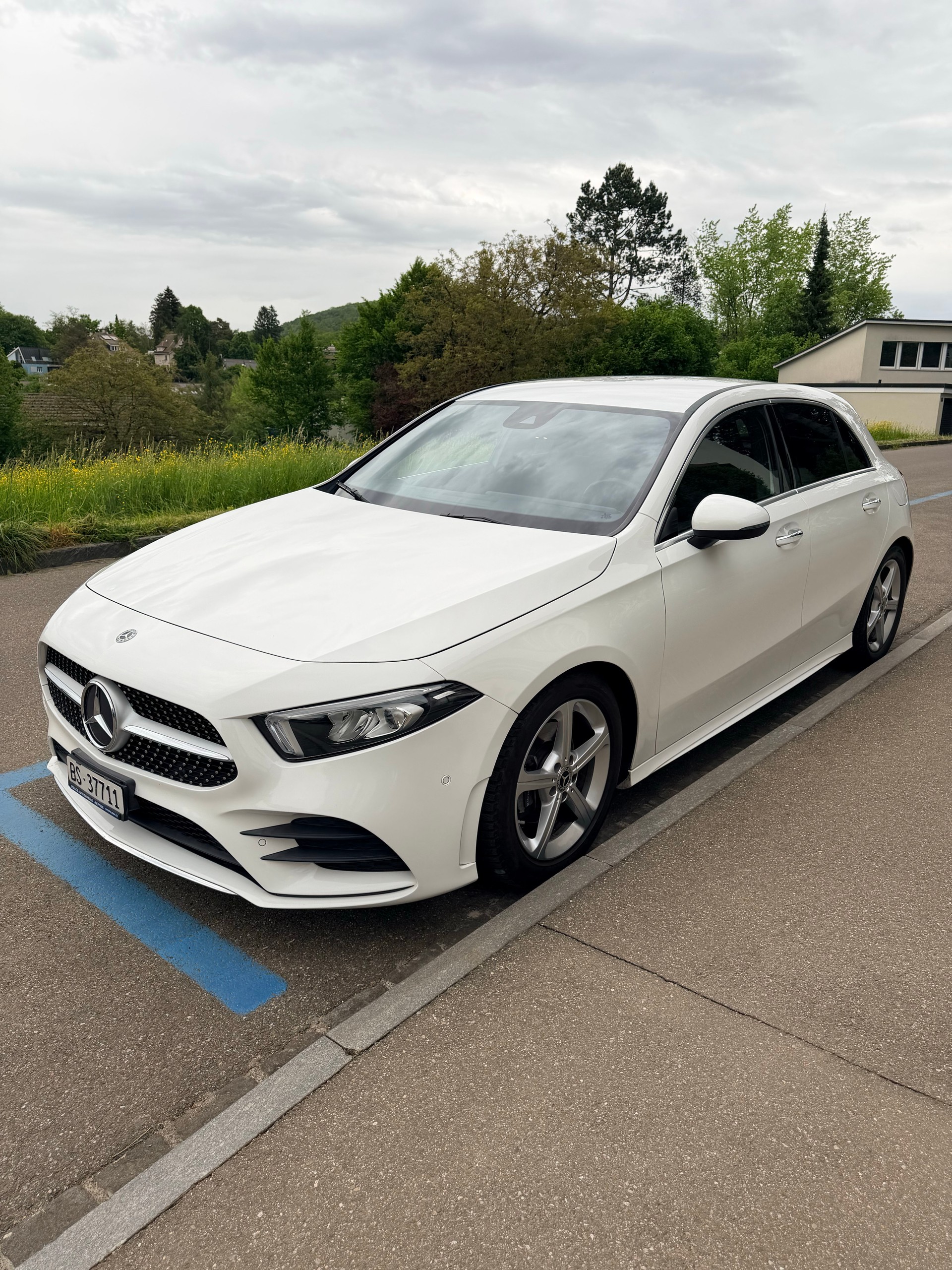 MERCEDES-BENZ A 180 d AMG Line-image-3